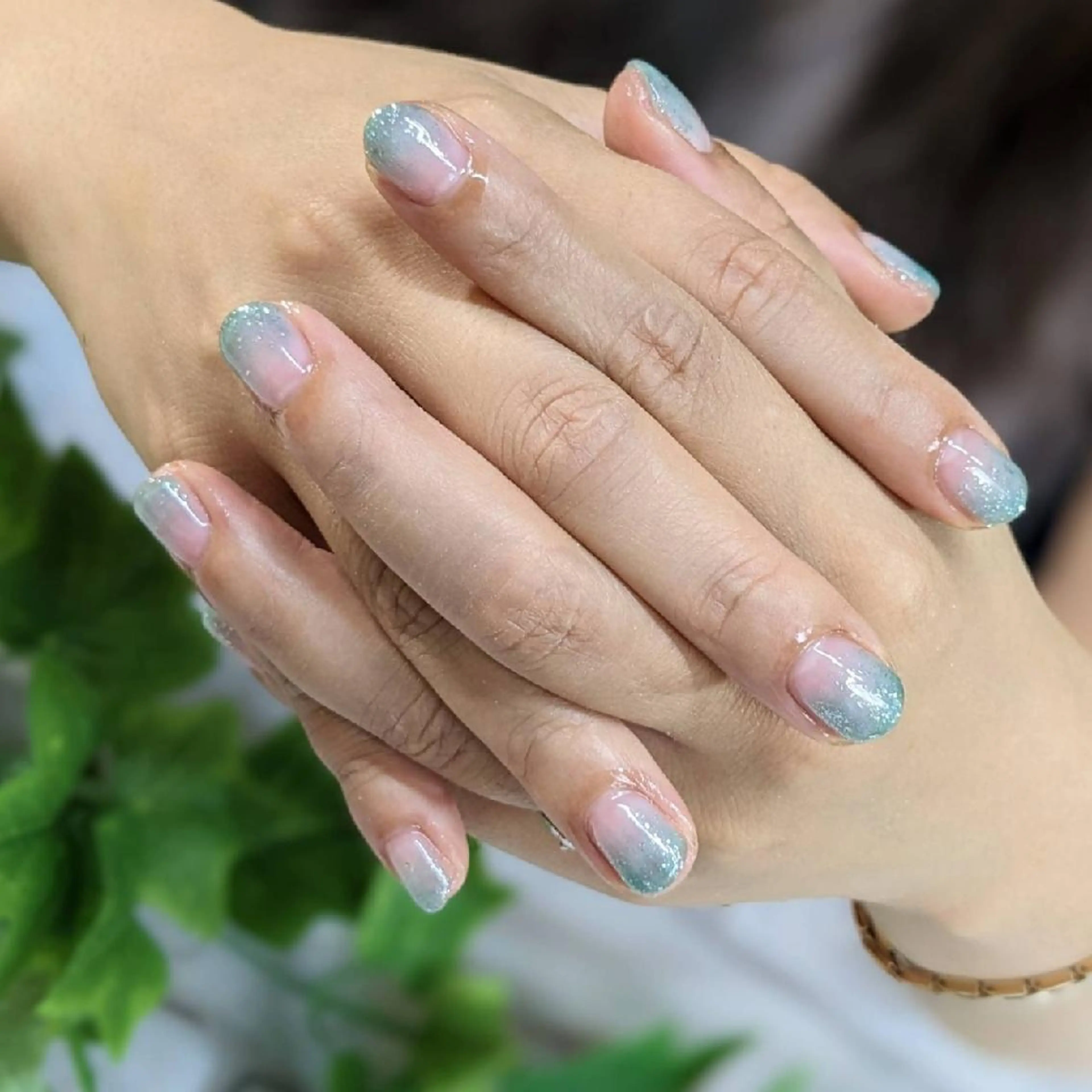 ネイル グラデーション グリーン ラメ(グリッター) ハンドネイル ネイルサロンベルティ .keikoのネイルデザイン