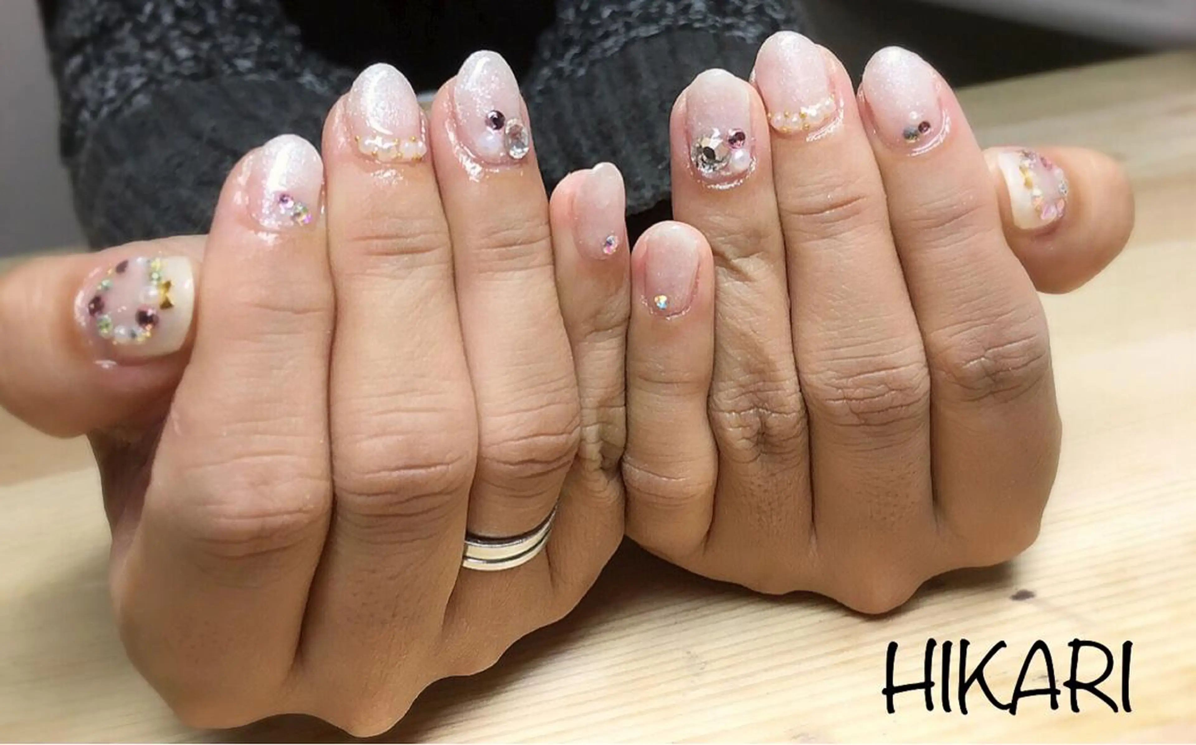 ネイル グラデーション ストーンネイル CULU -LUのネイルデザイン