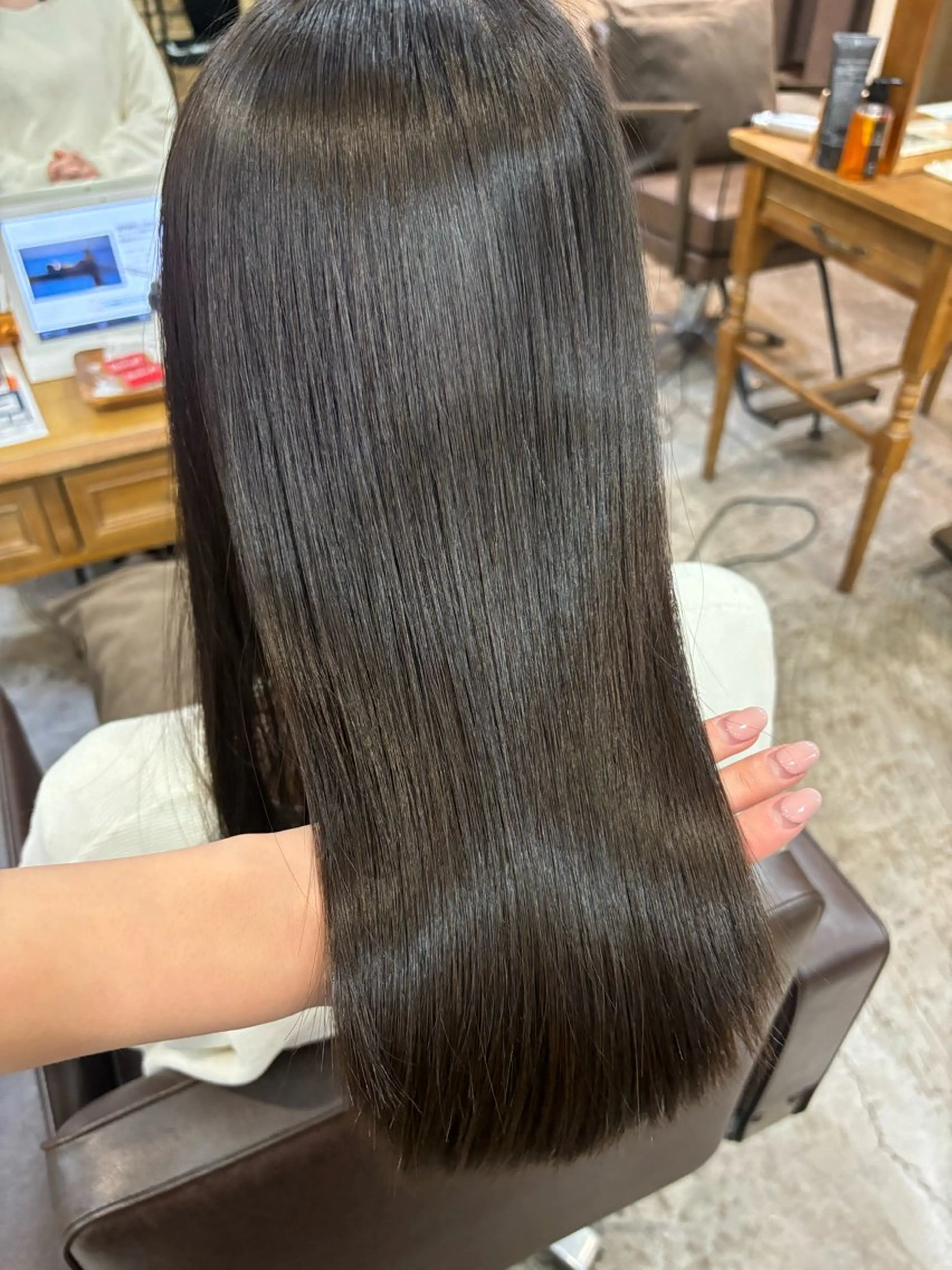 ミディアム カット ヘアカラー 縮毛矯正 トリートメント 髪質改善特化🫧韓国 🇰🇷amiruのヘアスタイル