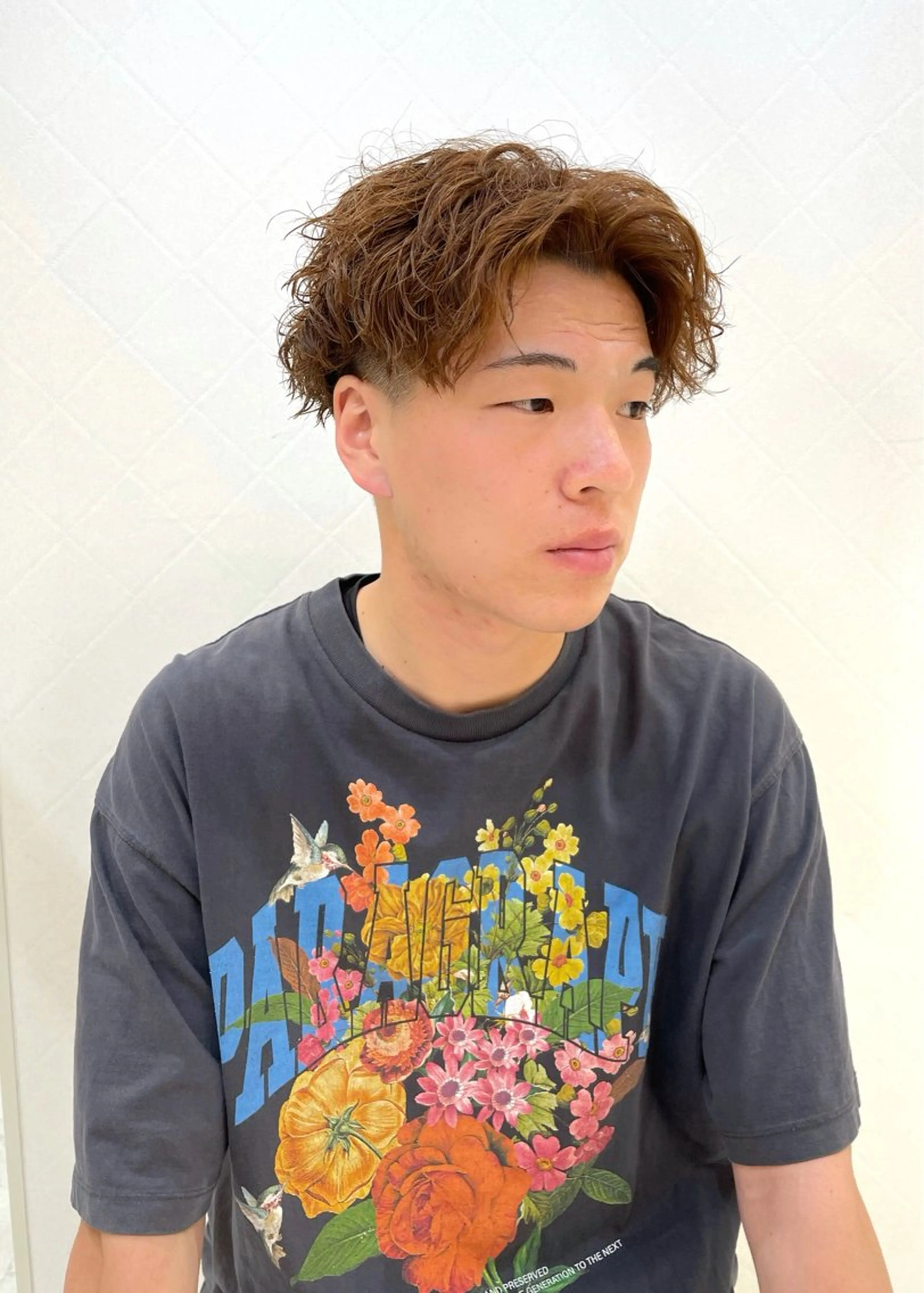 ショート カラー パーマ メンズ メンズパーマ メンズショート ツイストスパイラルパーマ ブラウンカラー ショートヘア 顔周りレイヤー/ 似合わせ/古津遼平のヘアスタイル