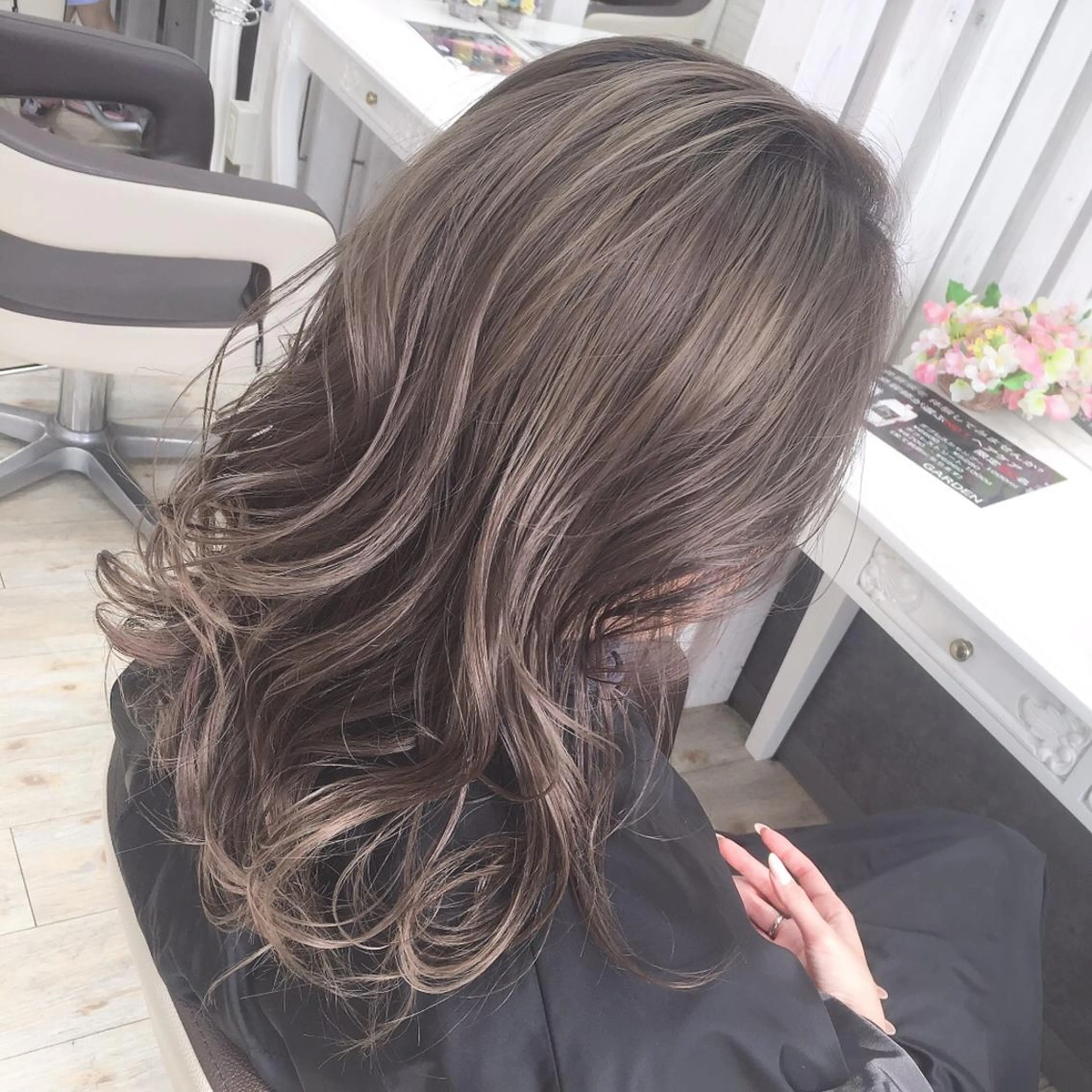 ロング カラー ブリーチ グレージュ ハイライト/インナー /ブリーチ/レイヤーのヘアスタイル