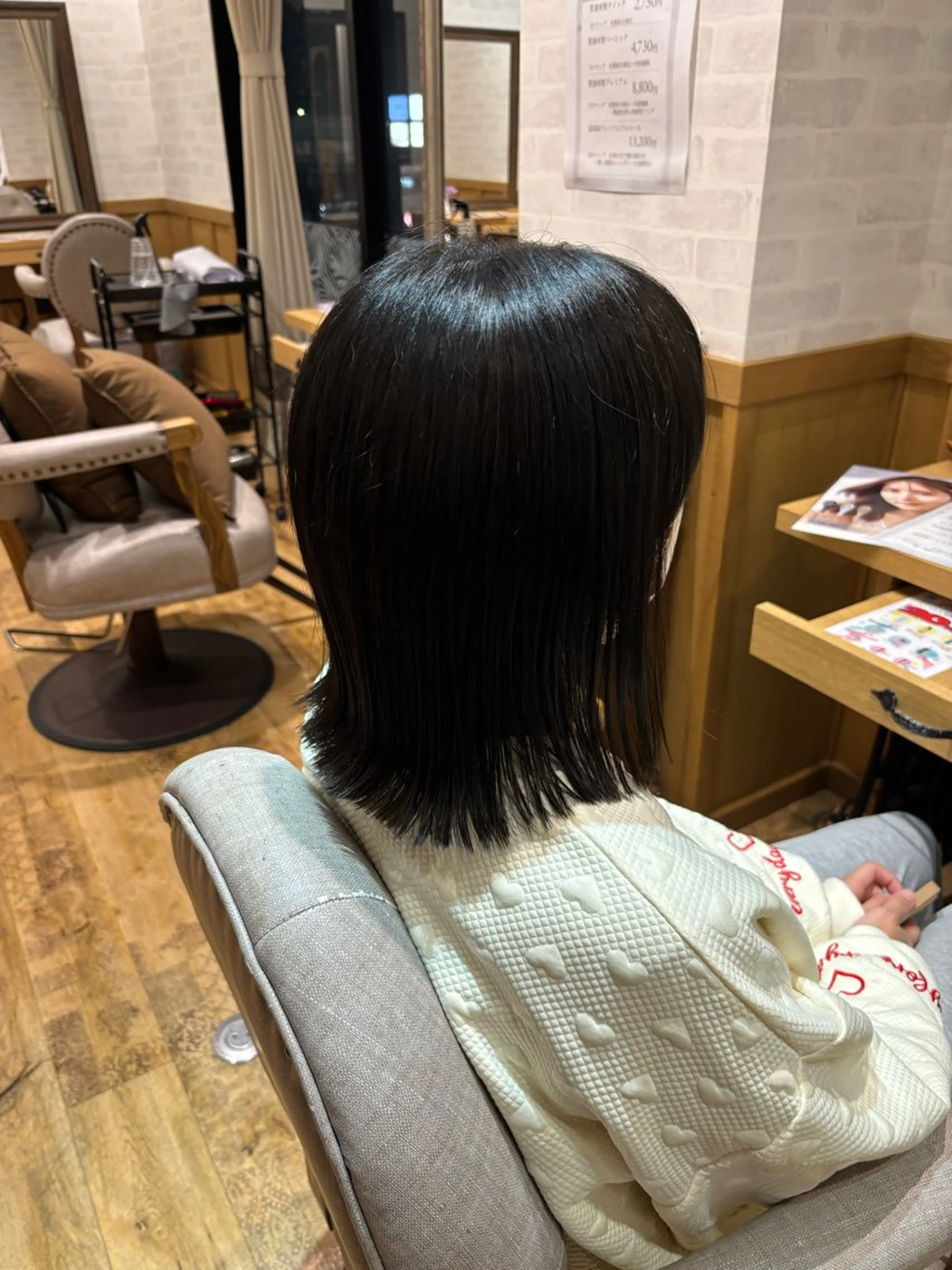 ミディアム カラー 切りっぱなしボブ ボブ 外ハネヘア bambi所属・杉山 晃太のヘアスタイル