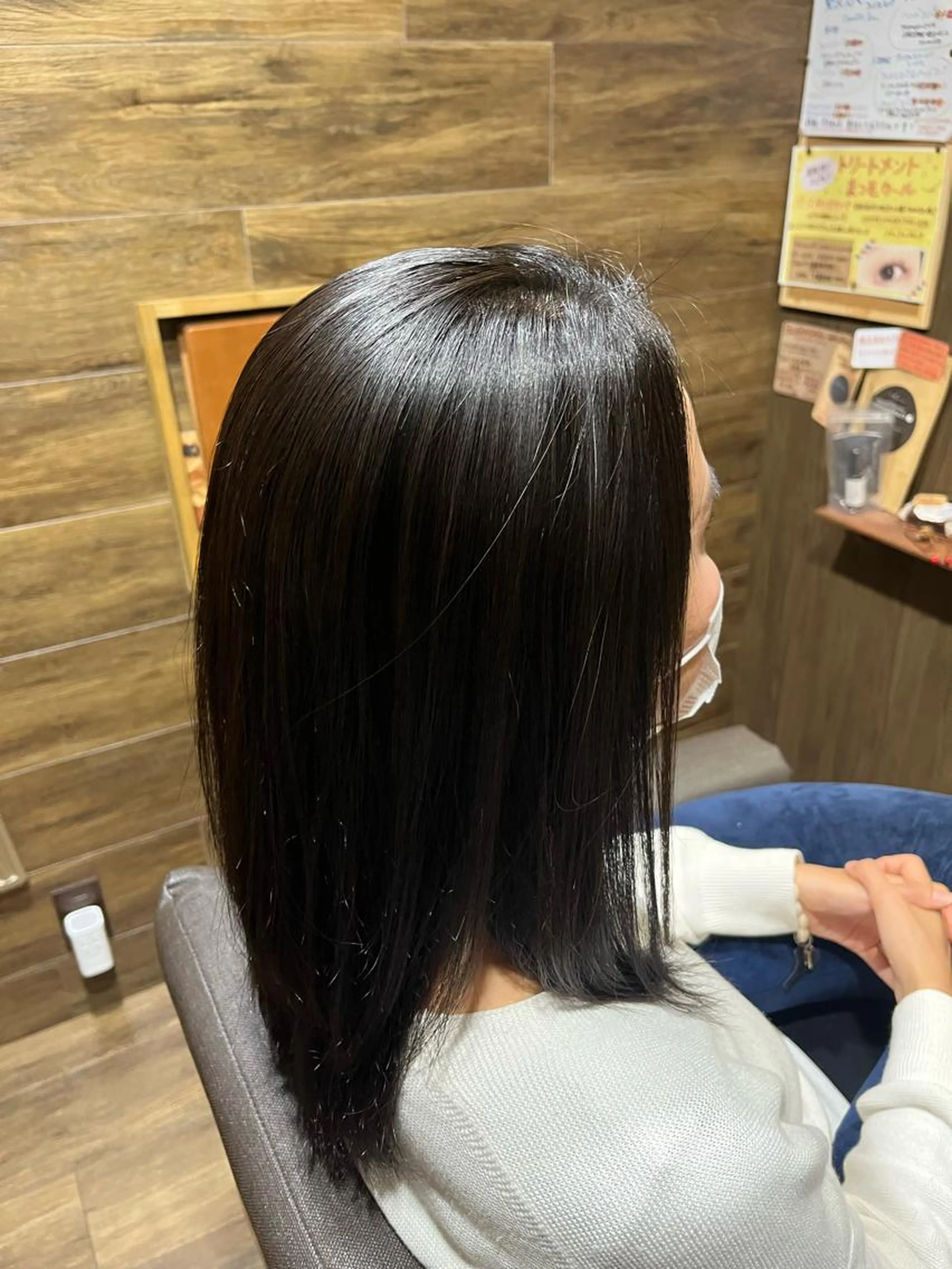 酸性ストレート9,600​〜​10,800円。（毛髪のダメージ具合により金額が変わります）保水トリートメント付。の写真