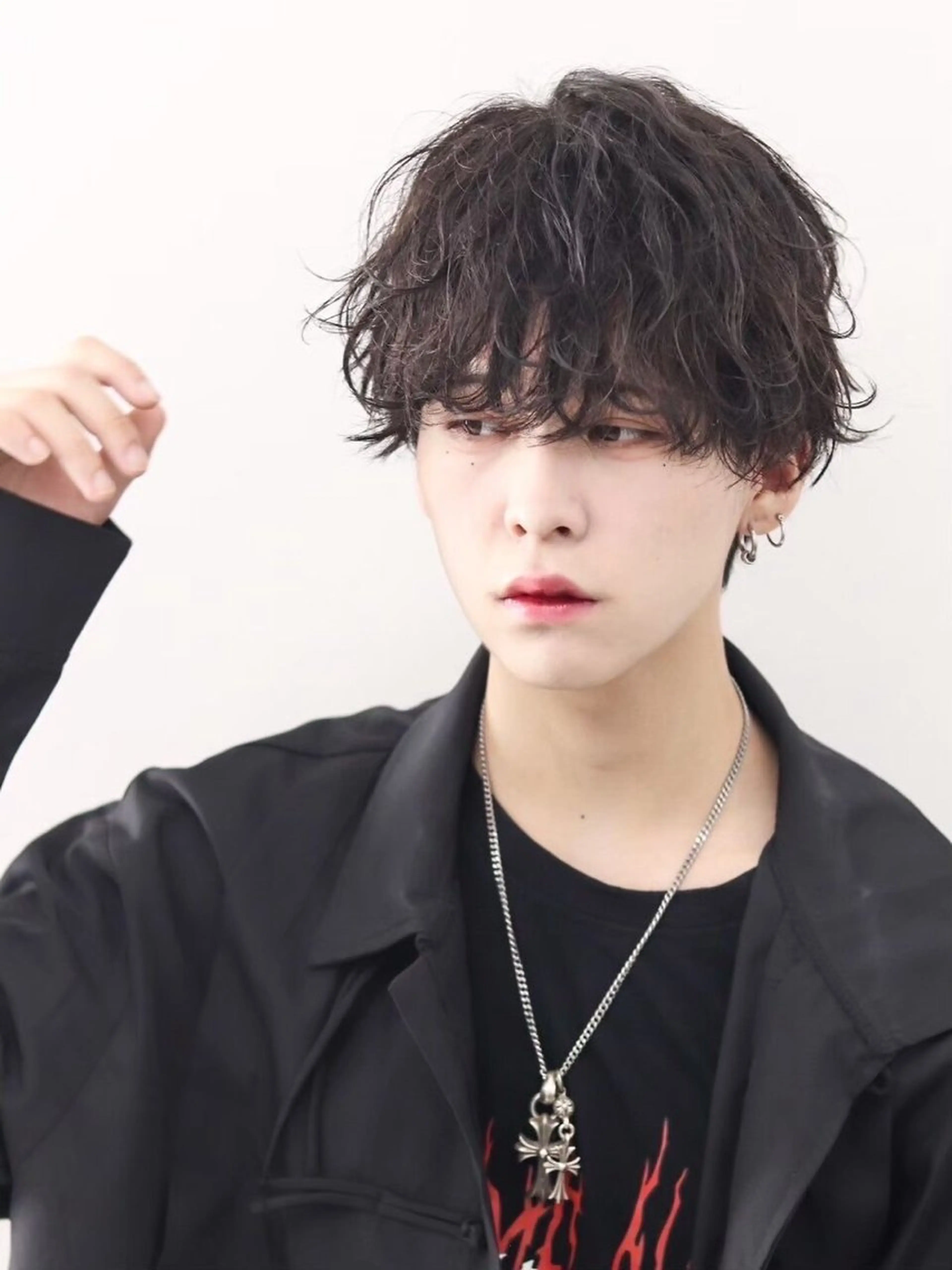 メンズ 西口徒歩20秒　寒色 カラーミディアムヘアのヘアスタイル