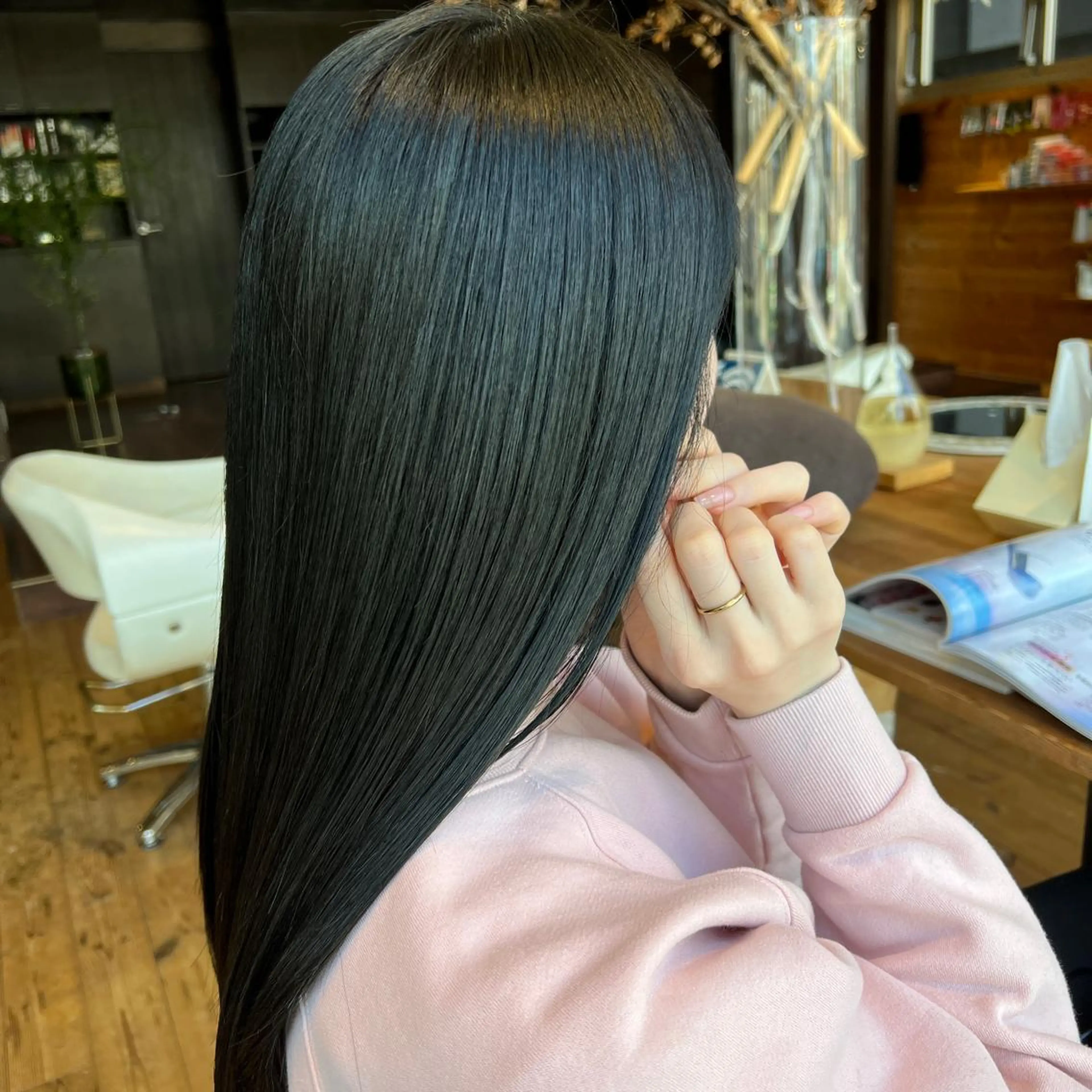 ロング カラー ブリーチ イヤリングカラー グラデーションカラー ハイライトカラー インナーカラー カット ヘアカラー BEACH　HAIR&NAIL所属・両国駅徒歩1分⭐️ アイロン仕上げのヘアスタイル