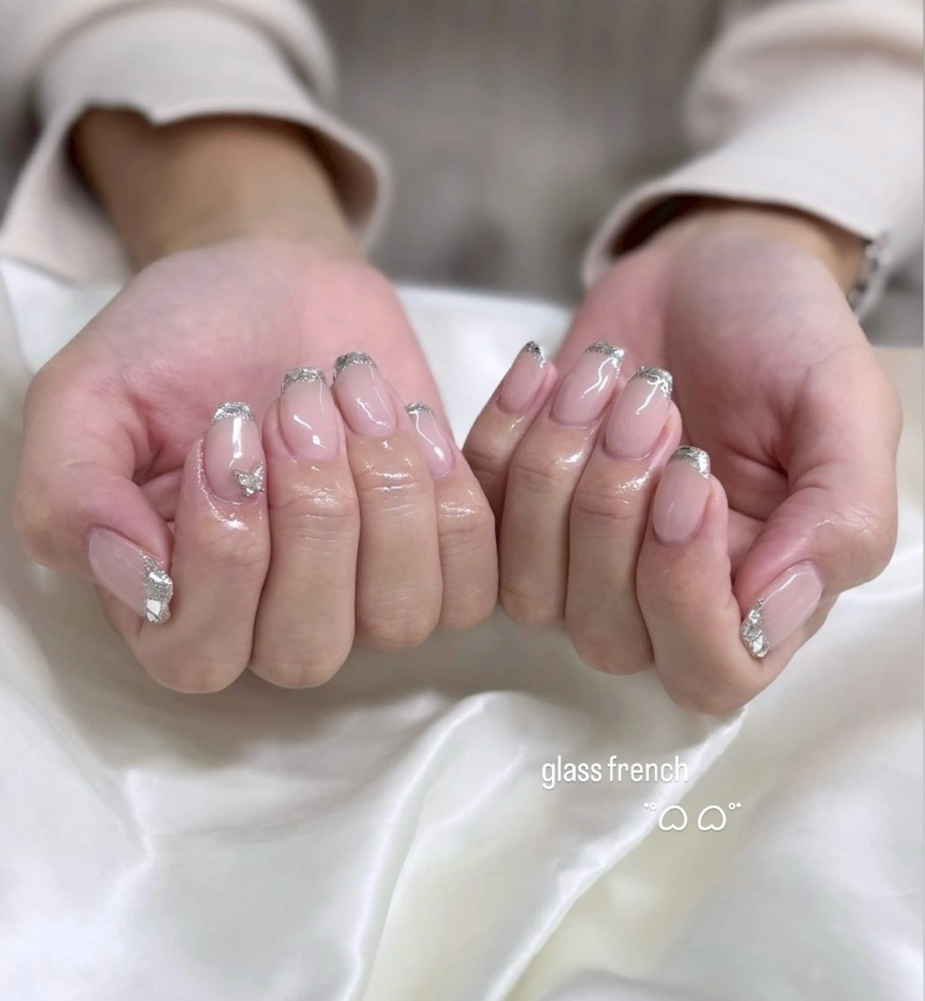 【韓国で大人気🇰🇷】ガラスフレンチネイルの写真