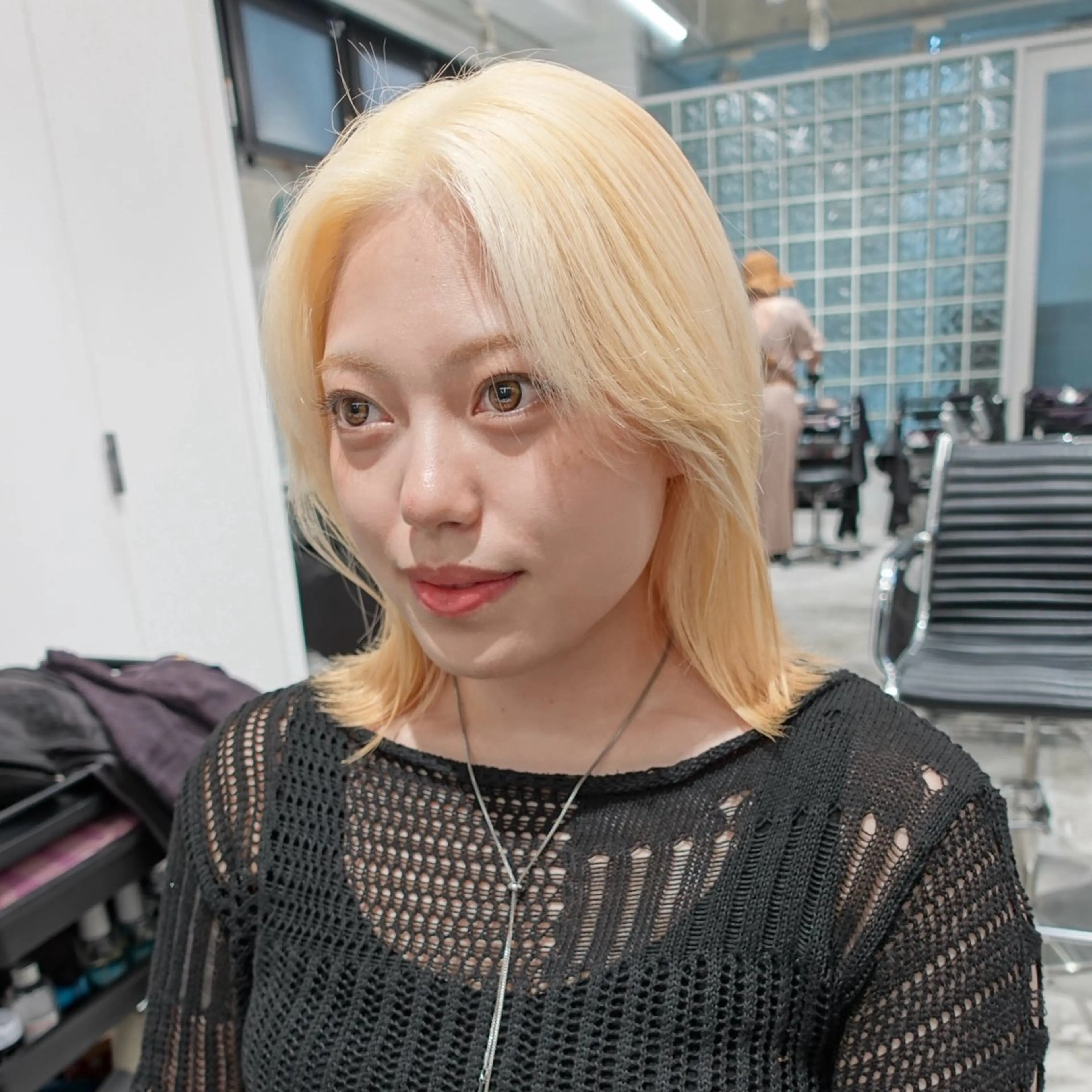 ミディアム カラー ヘアアレンジ 抜きっぱなしブロンド ブロンド カット ヘアカラー 🌐サトウ リョウ🌐のヘアスタイル