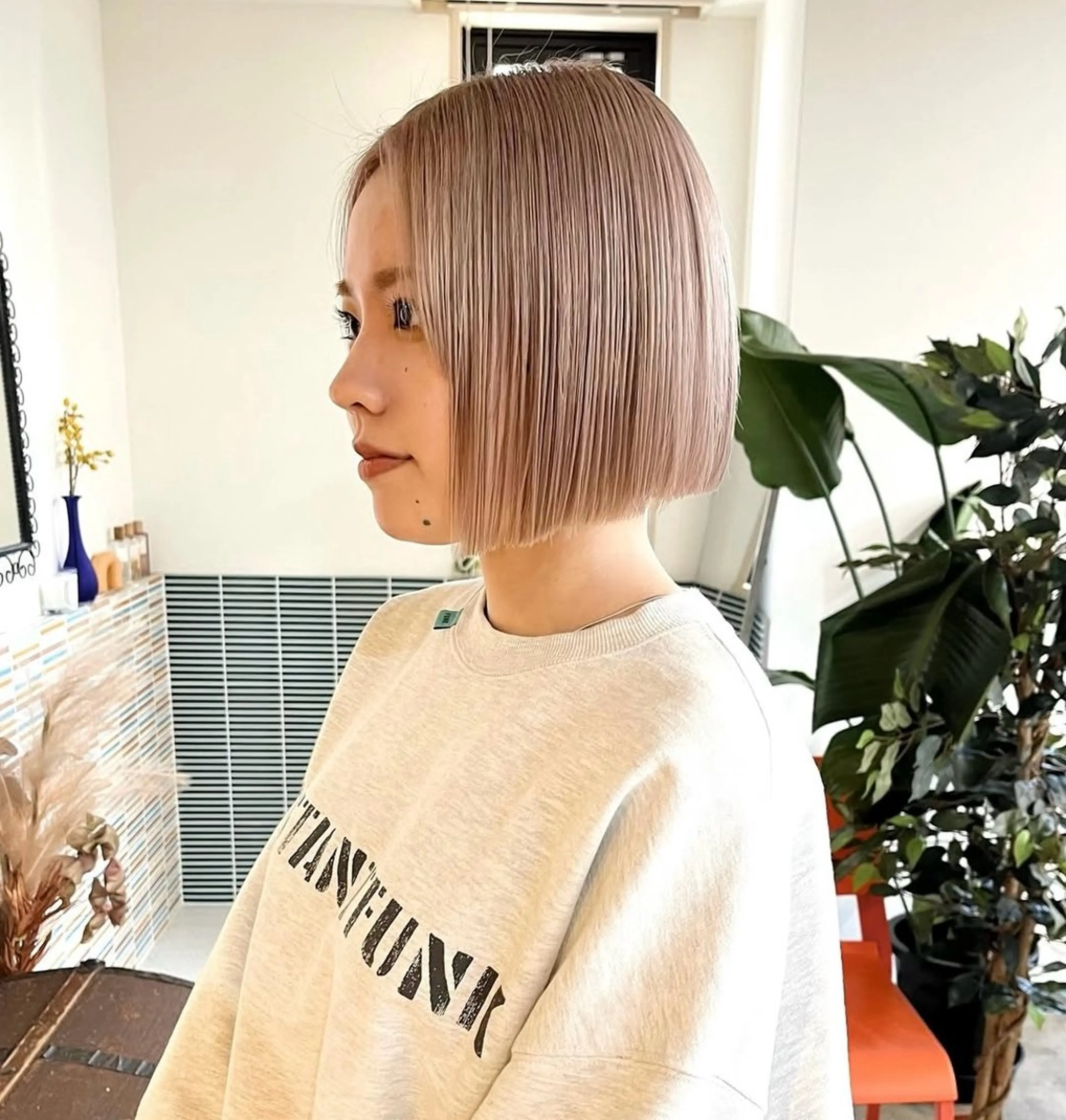 ミディアム カラー 切りっぱなしボブ ベージュカラー ミルクティーベージュ ホワイトミルクティーベージュ ボブ ヘアカラー ブリーチ矯正/ ブリーチ特化mikaのヘアスタイル