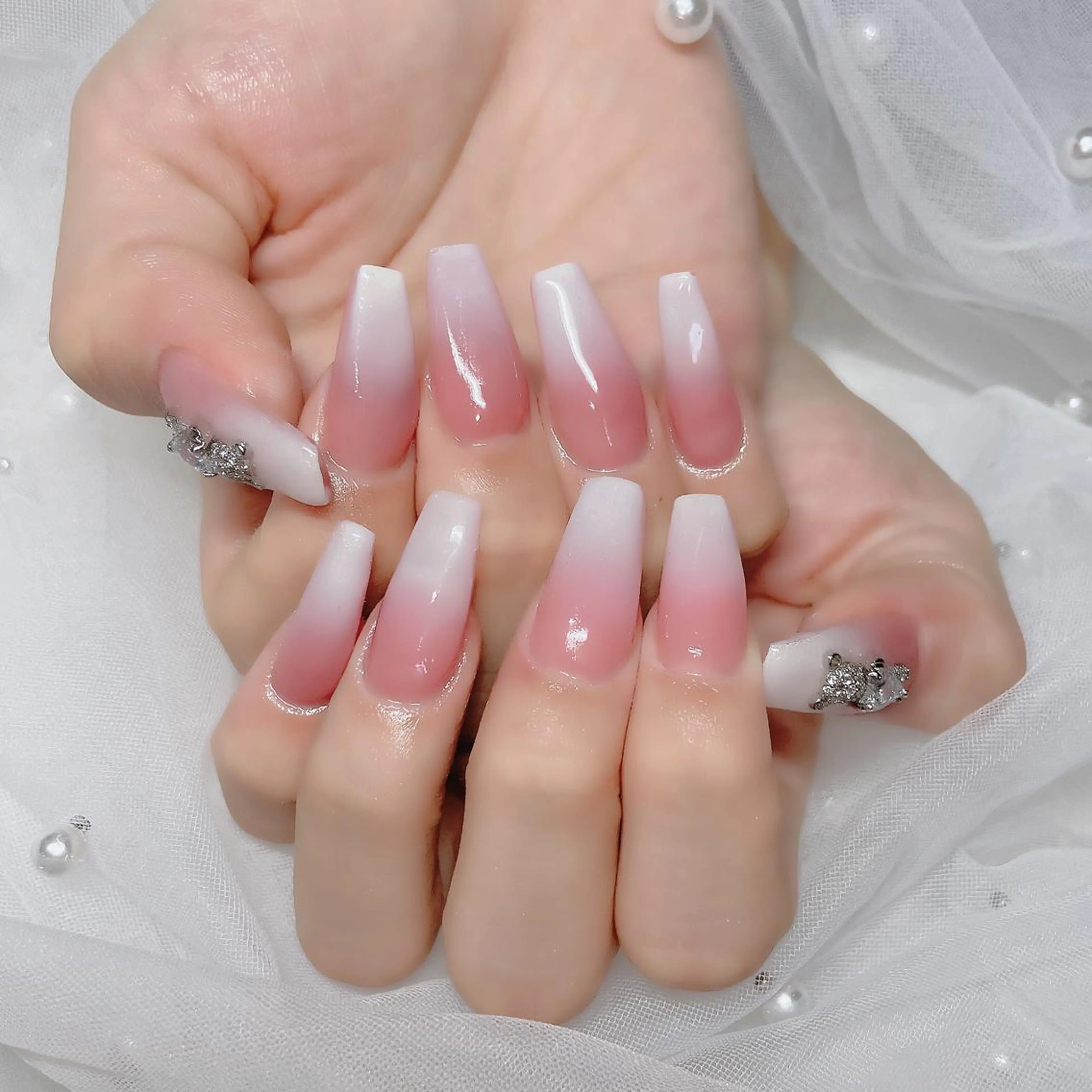 ネイル チークネイル フラッシュネイル フレンチネイル キラキラネイル 韓国ネイル ハンドネイル merci nail所属・merci nailのネイルデザイン