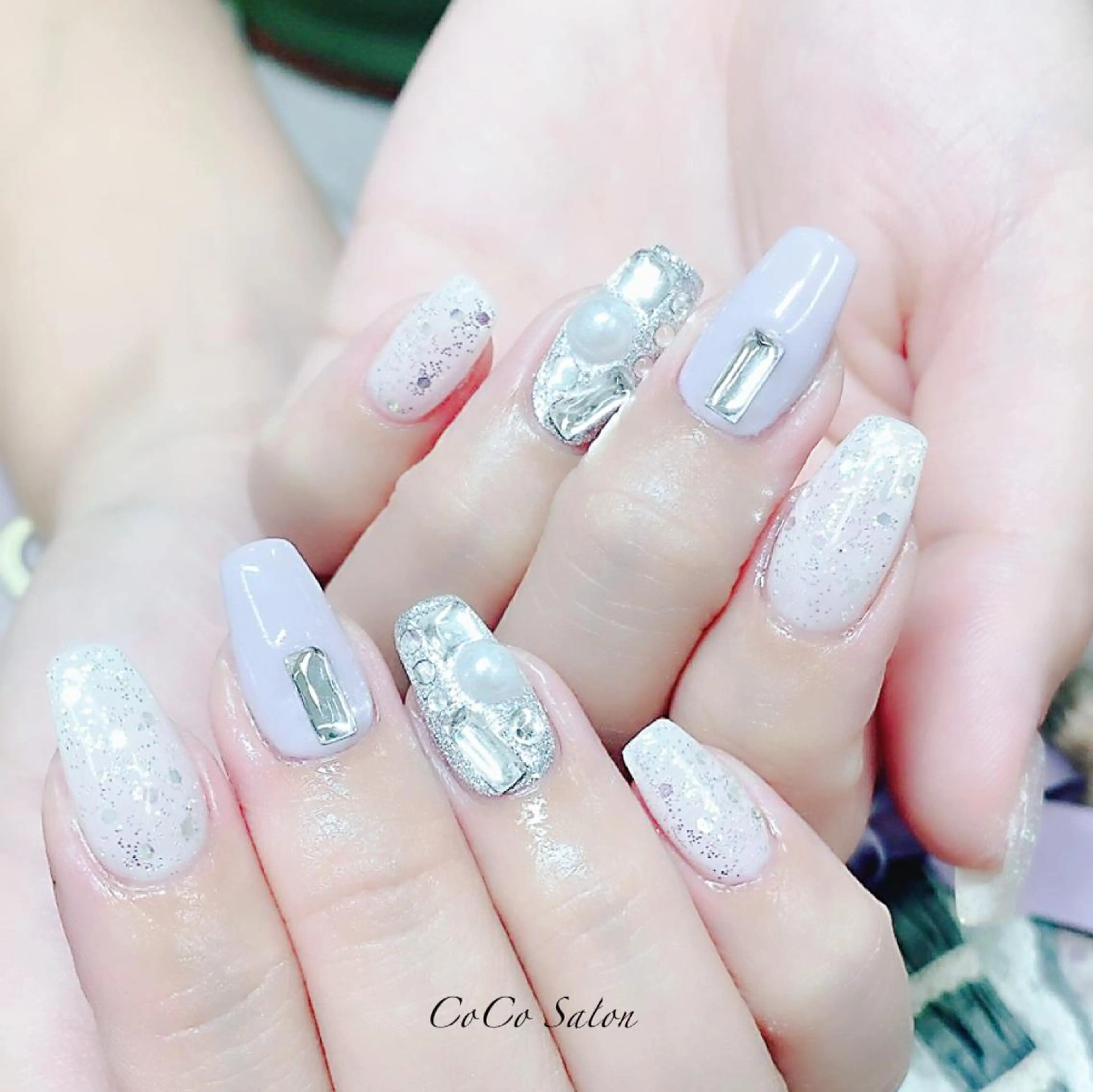 ネイル 成人式 長さ出し ジェルネイル ホログラムネイル キラキラネイル CoCoSalon ネイル/まつ毛予約のネイルデザイン