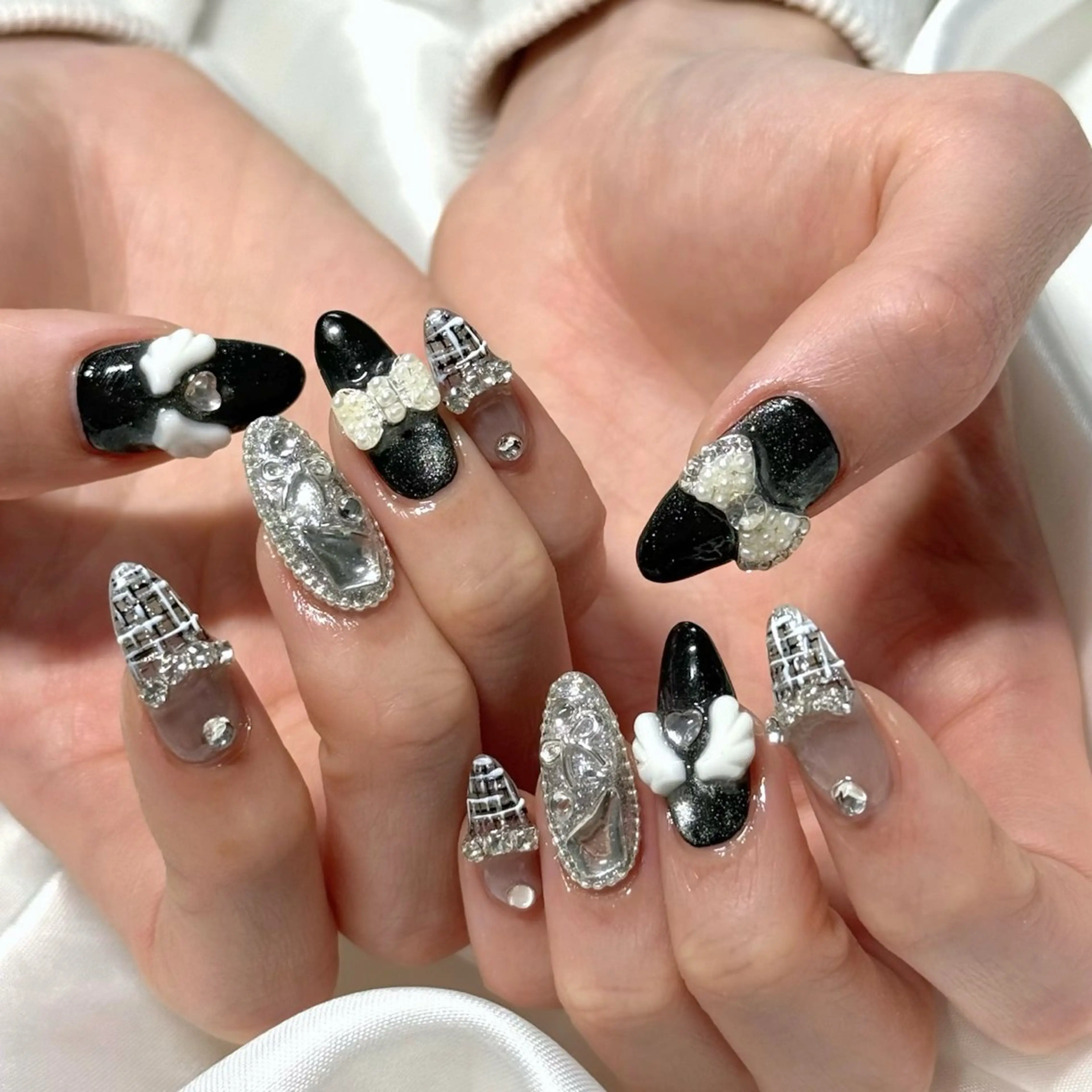 ネイル ガーリー キラキラネイル マグネットネイル リボン ツイードネイル ハンドネイル OKIKA所属・【OKIKA】 らん🦖🌈🧡のマツエク・マツパデザイン