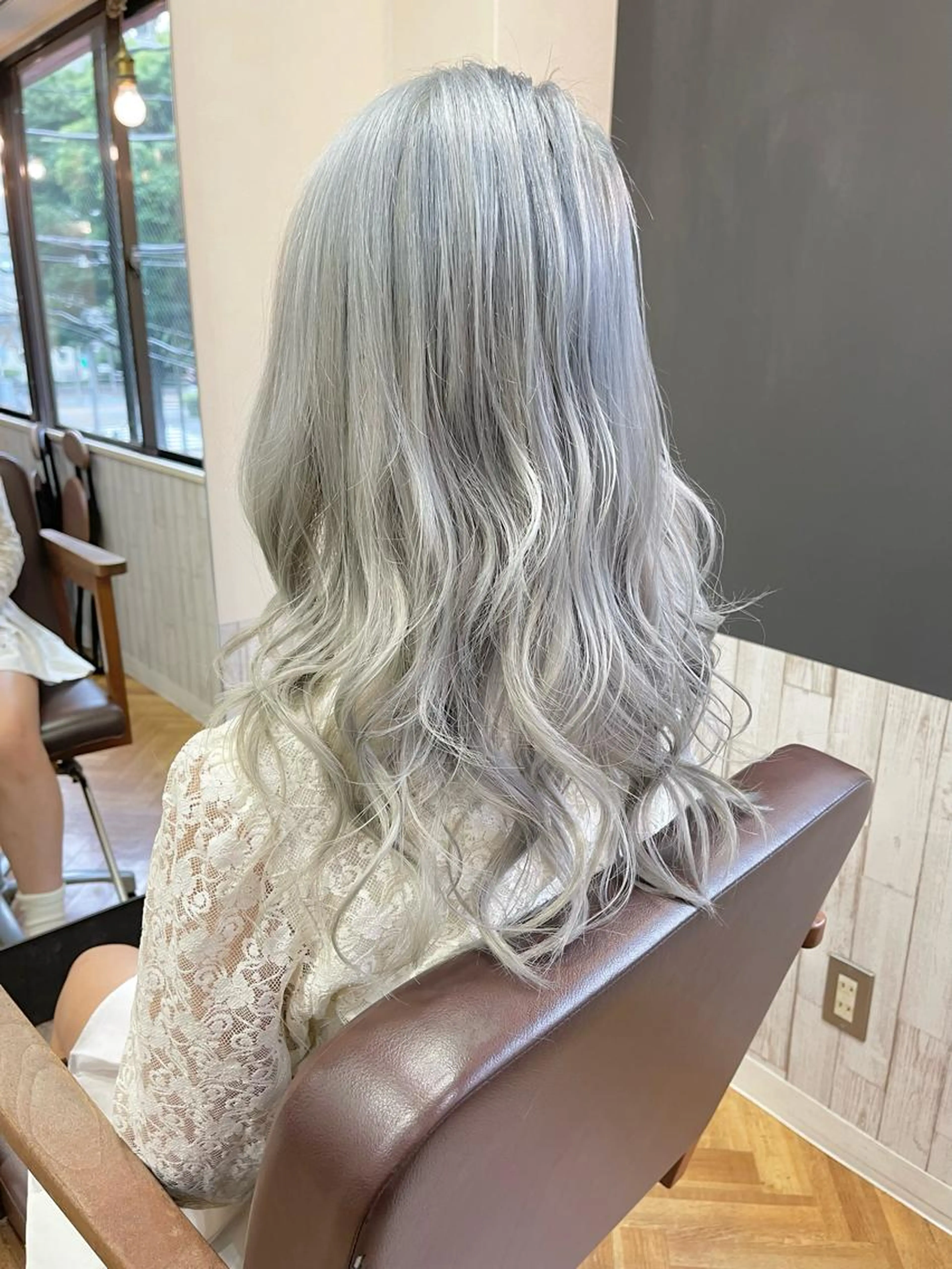 【🫧ハイトーンカラー🫧】 ブリーチ2回+ダメージレスカラー+3ステップTr+コテ巻きの写真