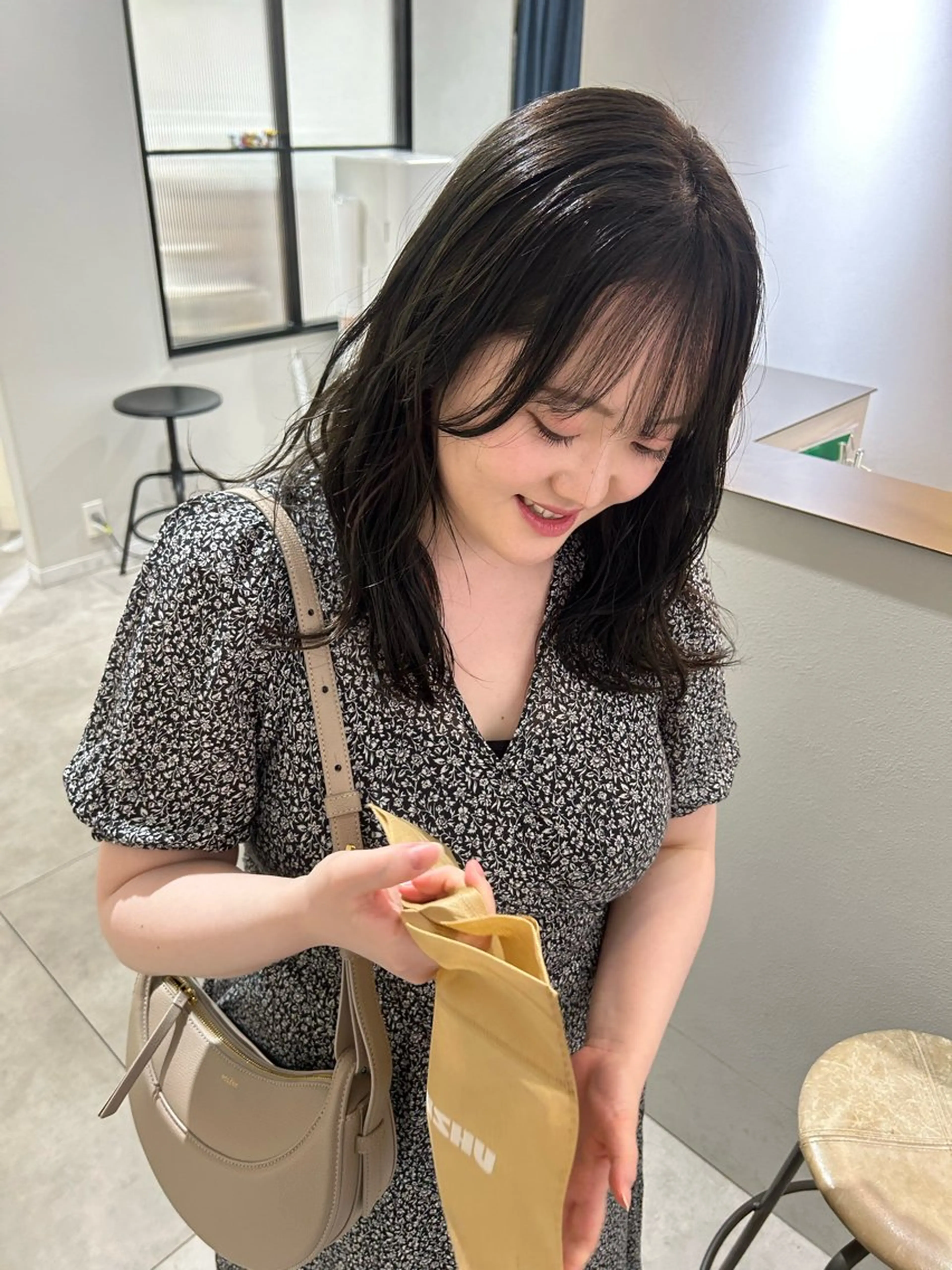 ミディアム カラー アッシュ 透明感カラー オレンジ カット ヘアカラー オリーブベージュ/ ブリーチなし透明感のヘアスタイル