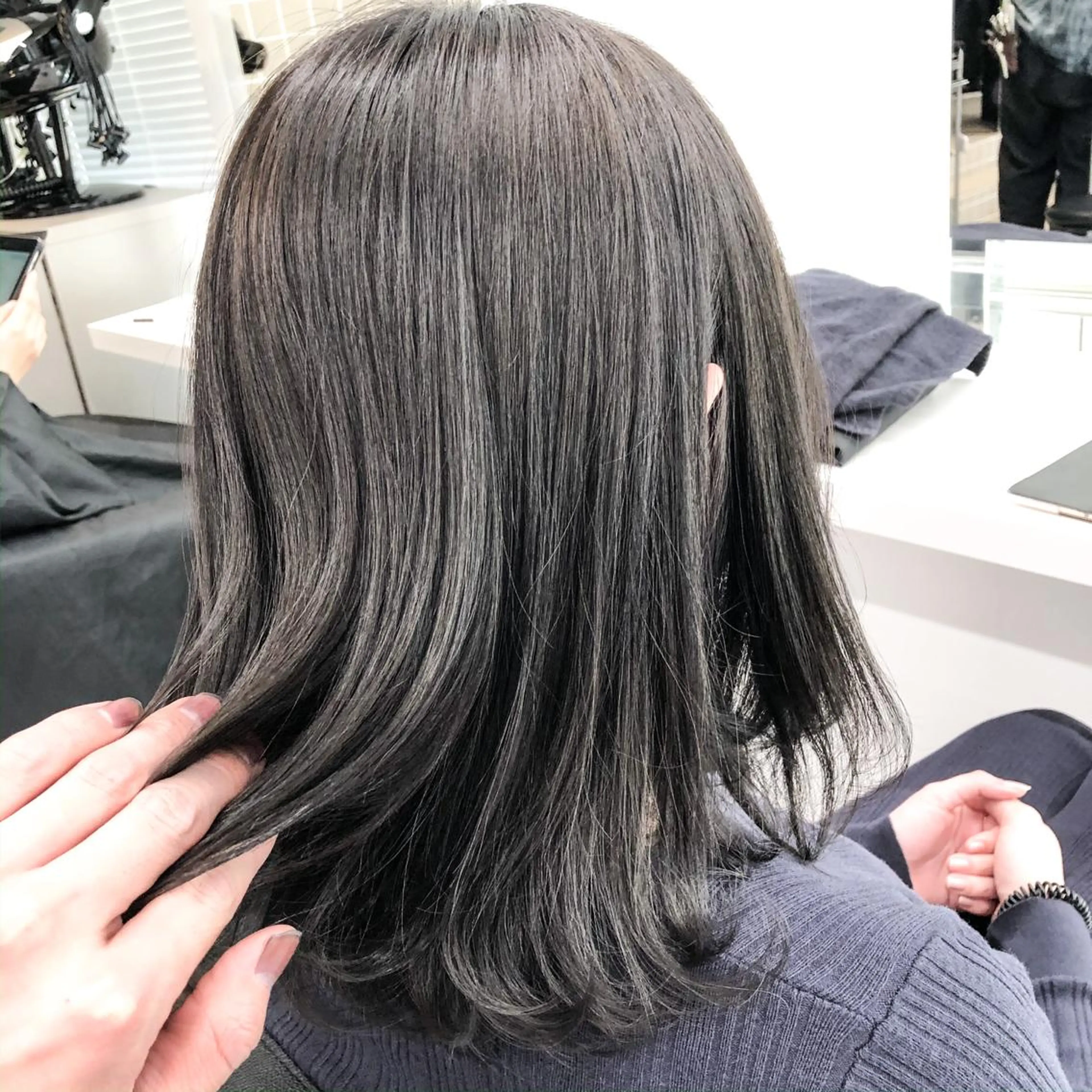 セミロング カット ヘアカラー 🌈ハイトーン×暗髪 🦄TAKUMI🦄のヘアスタイル