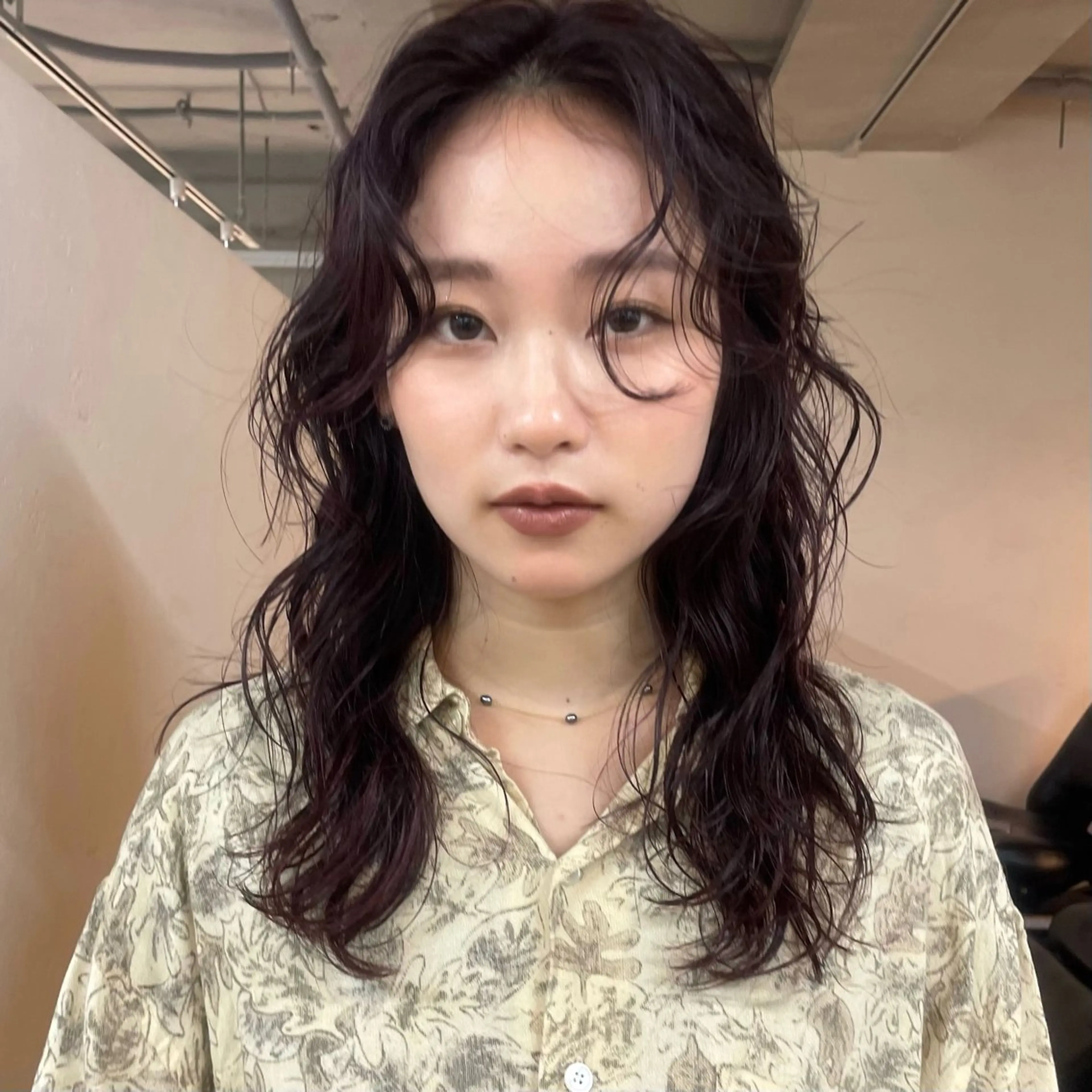 セミロング カット ヘアカラー mio ／ハイトーンのヘアスタイル