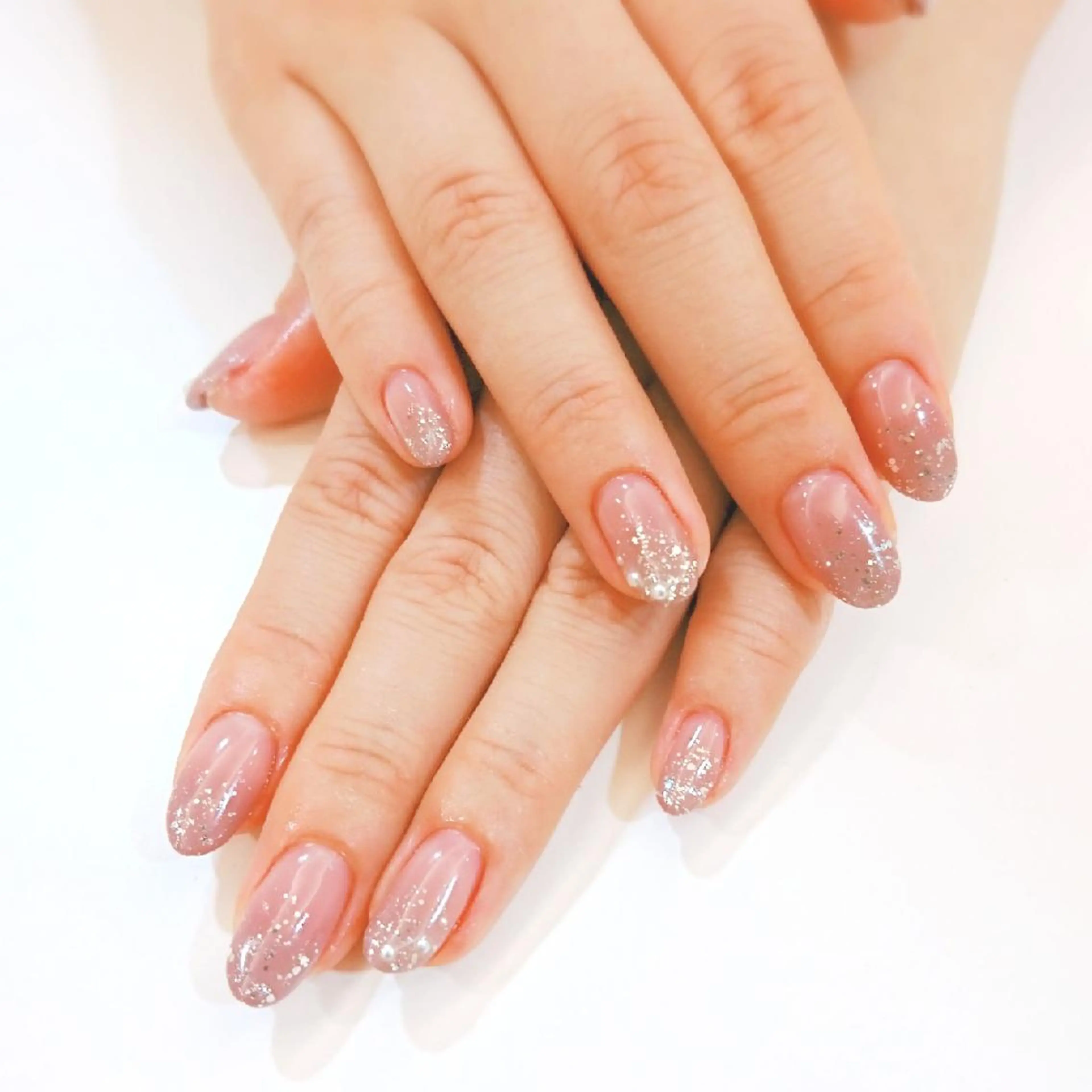 キッズ ネイル メンズ マツエク・マツパ カラー グラデーションカラー グレージュ シルバー グラデーション ラメ(グリッター) Bianca TANAKAのネイルデザイン