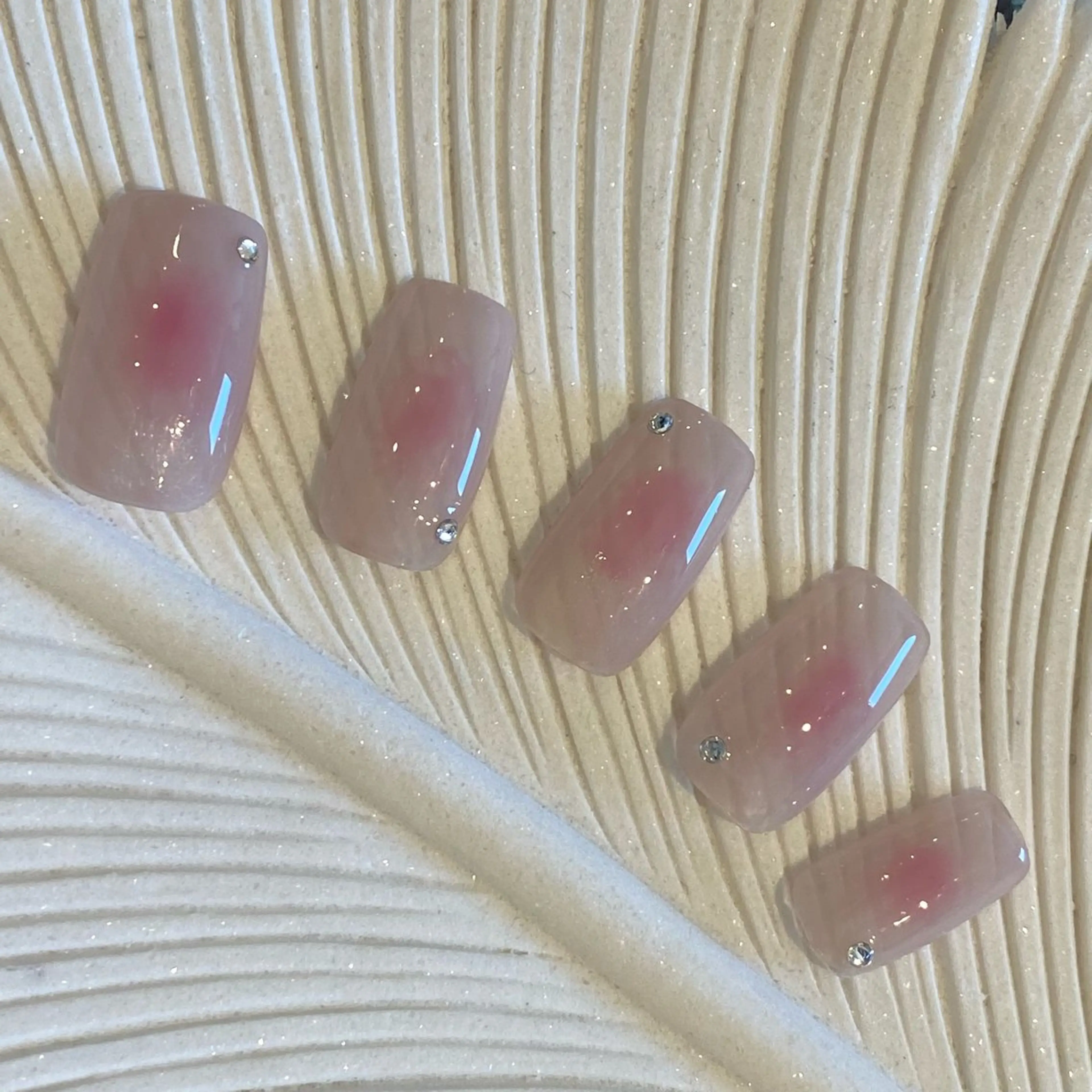 ネイル チークネイル AurorA Enaのネイルデザイン