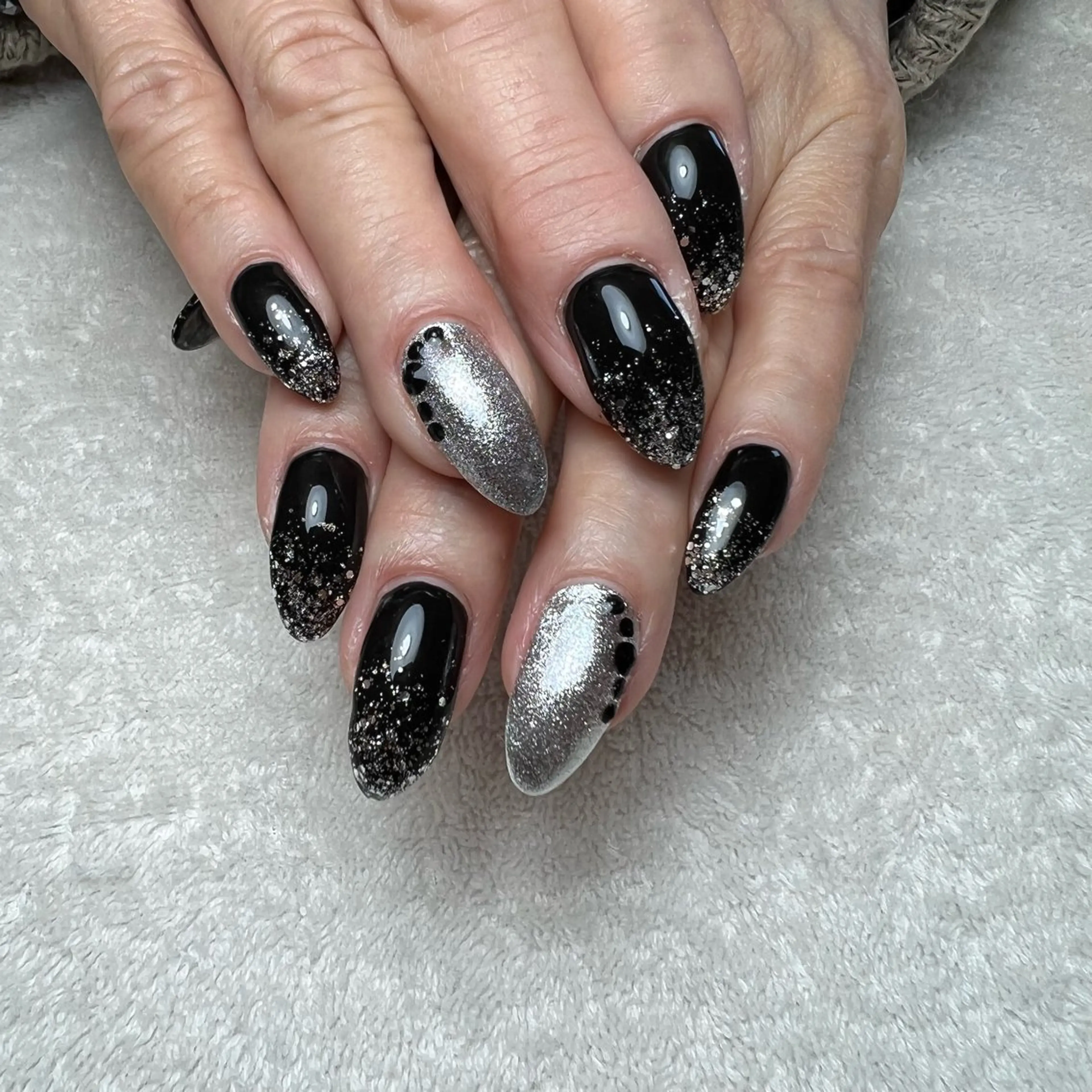 ネイル ラメ(グリッター) ロングネイル シルバー ハンドネイル COCO+所属・COCO +のエステ・リラクイメージ