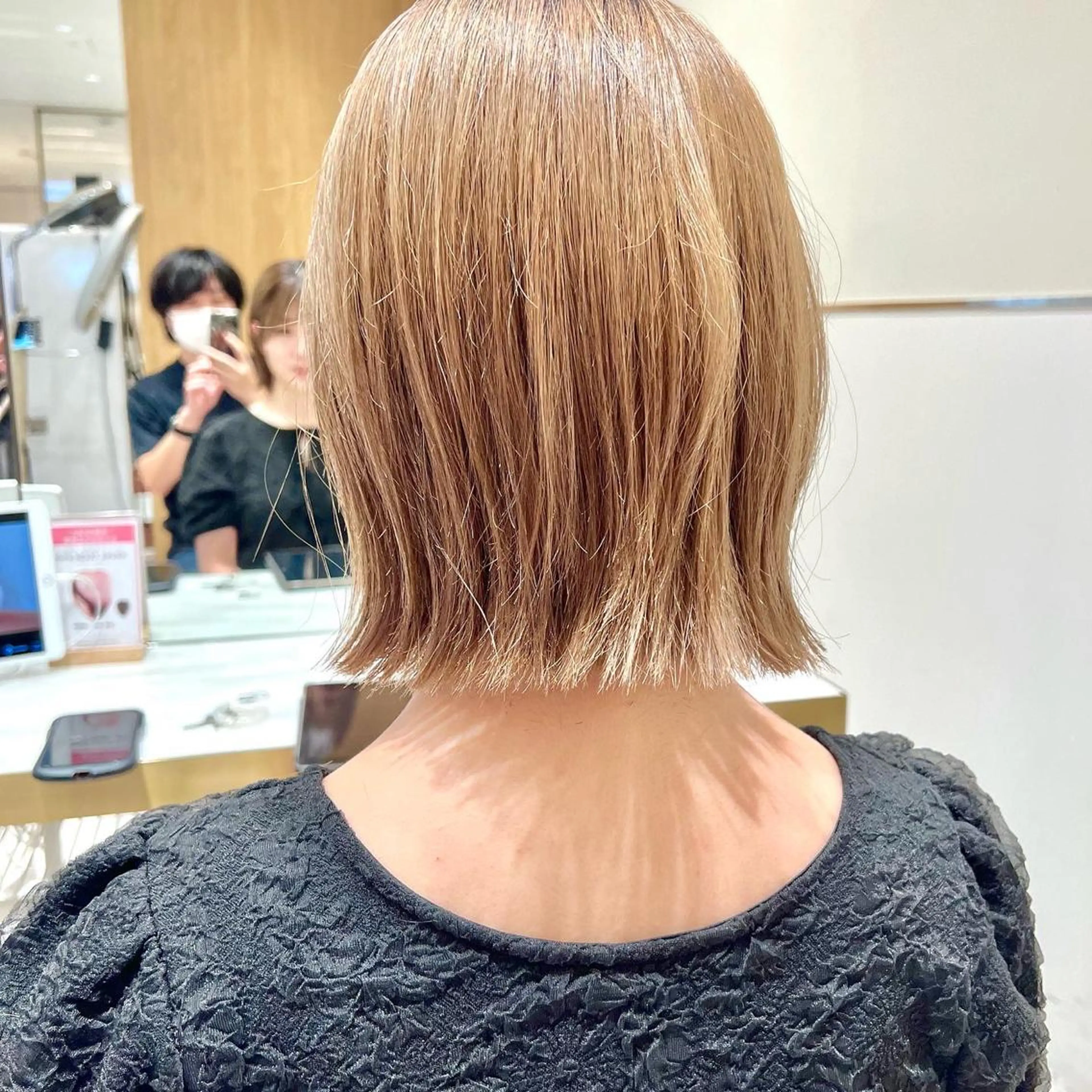 ミディアム カラー 切りっぱなしボブ ブリーチ グレージュ イルミナカラー インナーカラー カット ヘアカラー トリートメント レイヤー専門家 ダブルカラー修のヘアスタイル