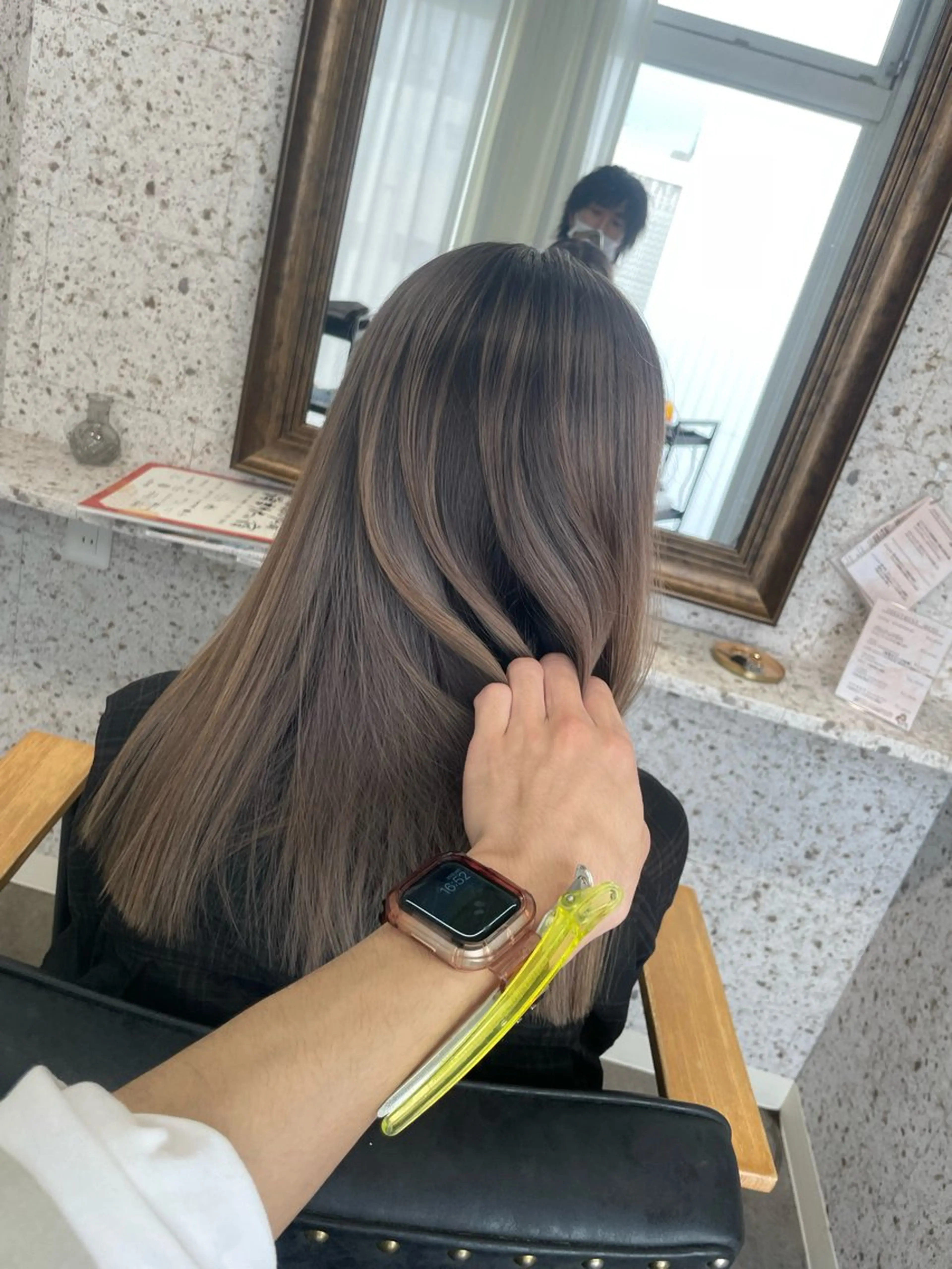 セミロング 有人/バレイヤージュ /シャドールーツのヘアスタイル