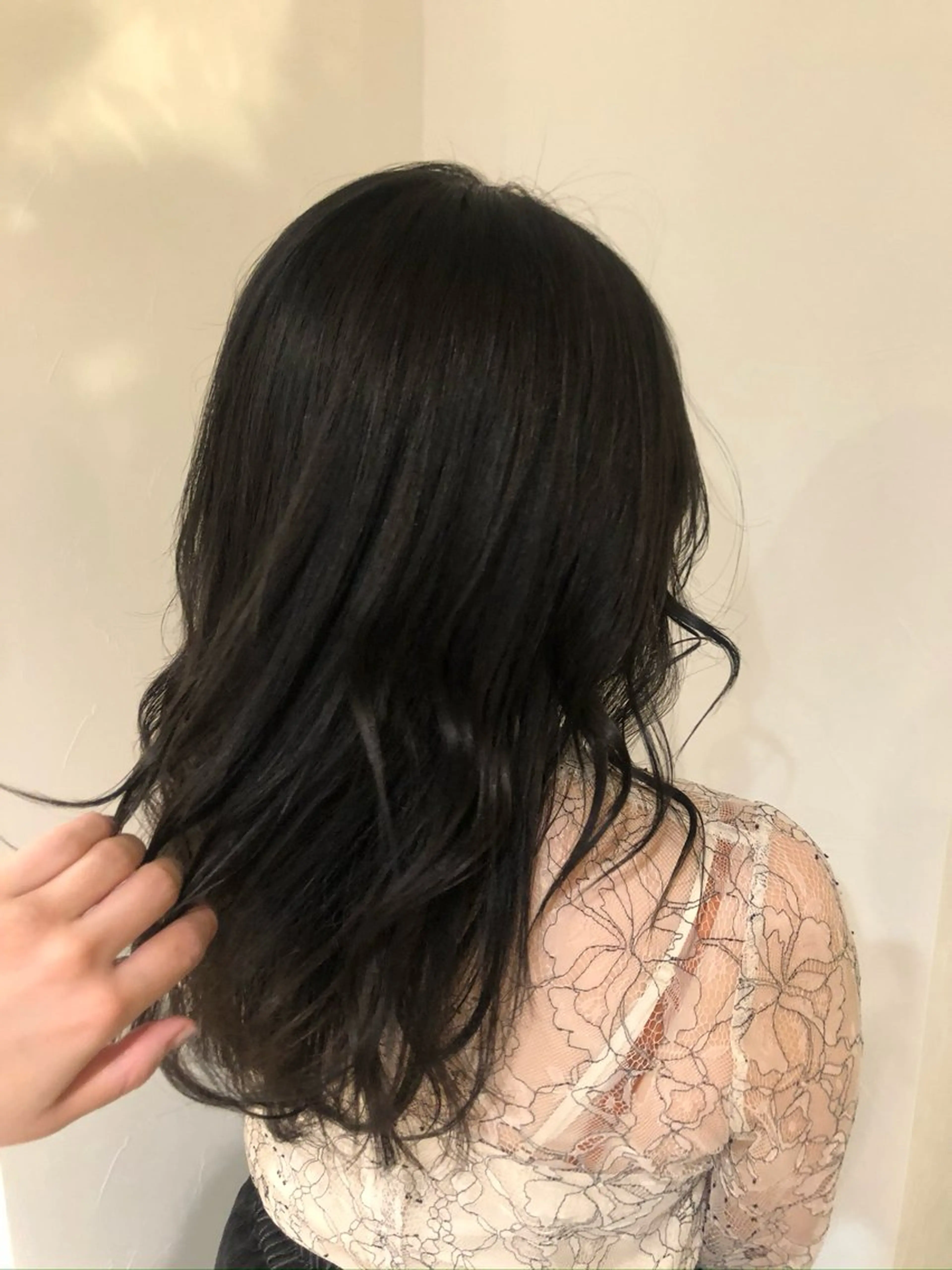 ロング カラー 黒髪 ダークグレー ヘアカラー トリートメント TELA HAIR南流山店所属・TELA HAIR Annaのヘアスタイル