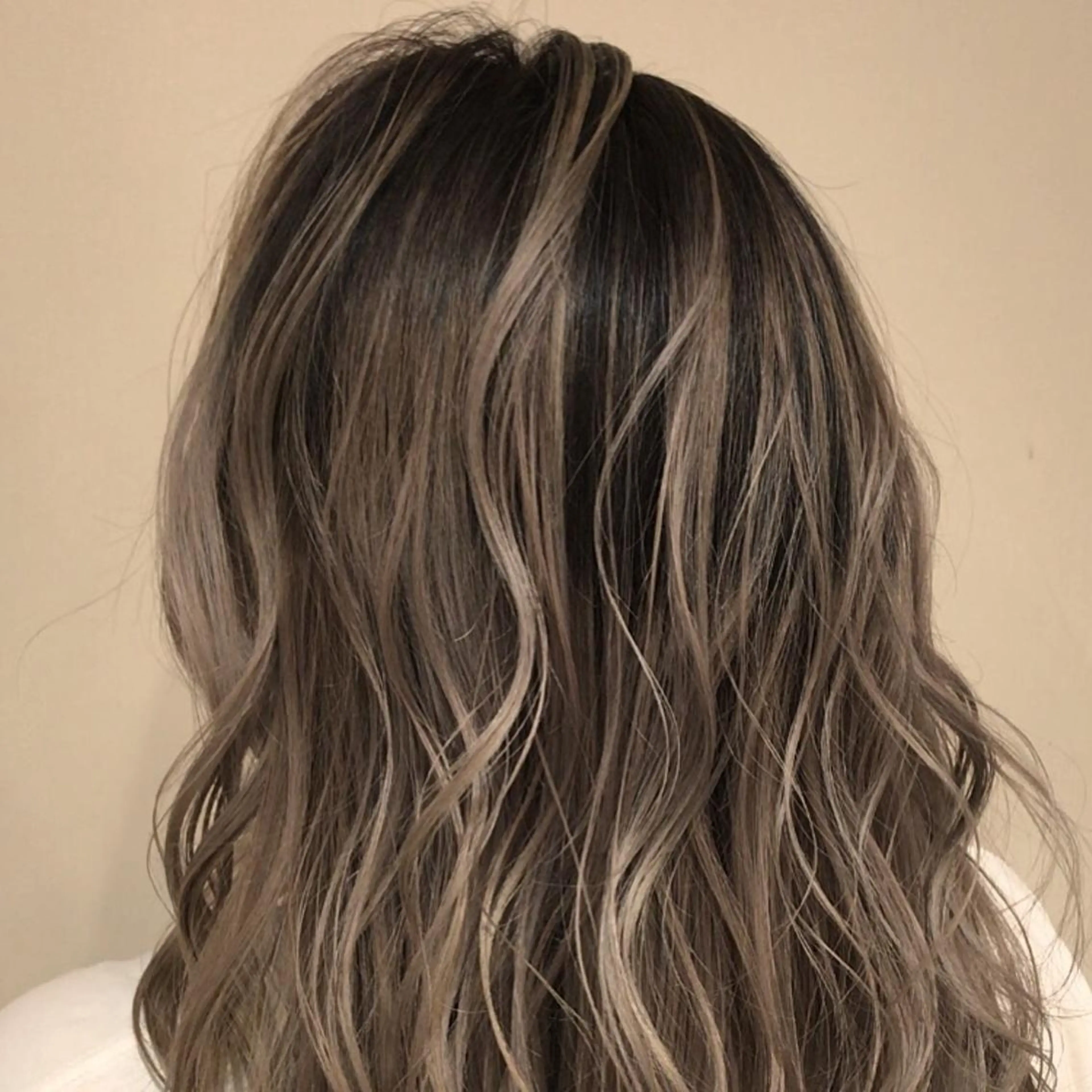 ミディアム カラー アッシュ アッシュグレー アッシュグレージュ バレイヤージュ ベージュカラー AMI Hair  supply所属・髪質改善カラー 韓国風レイヤーのヘアスタイル