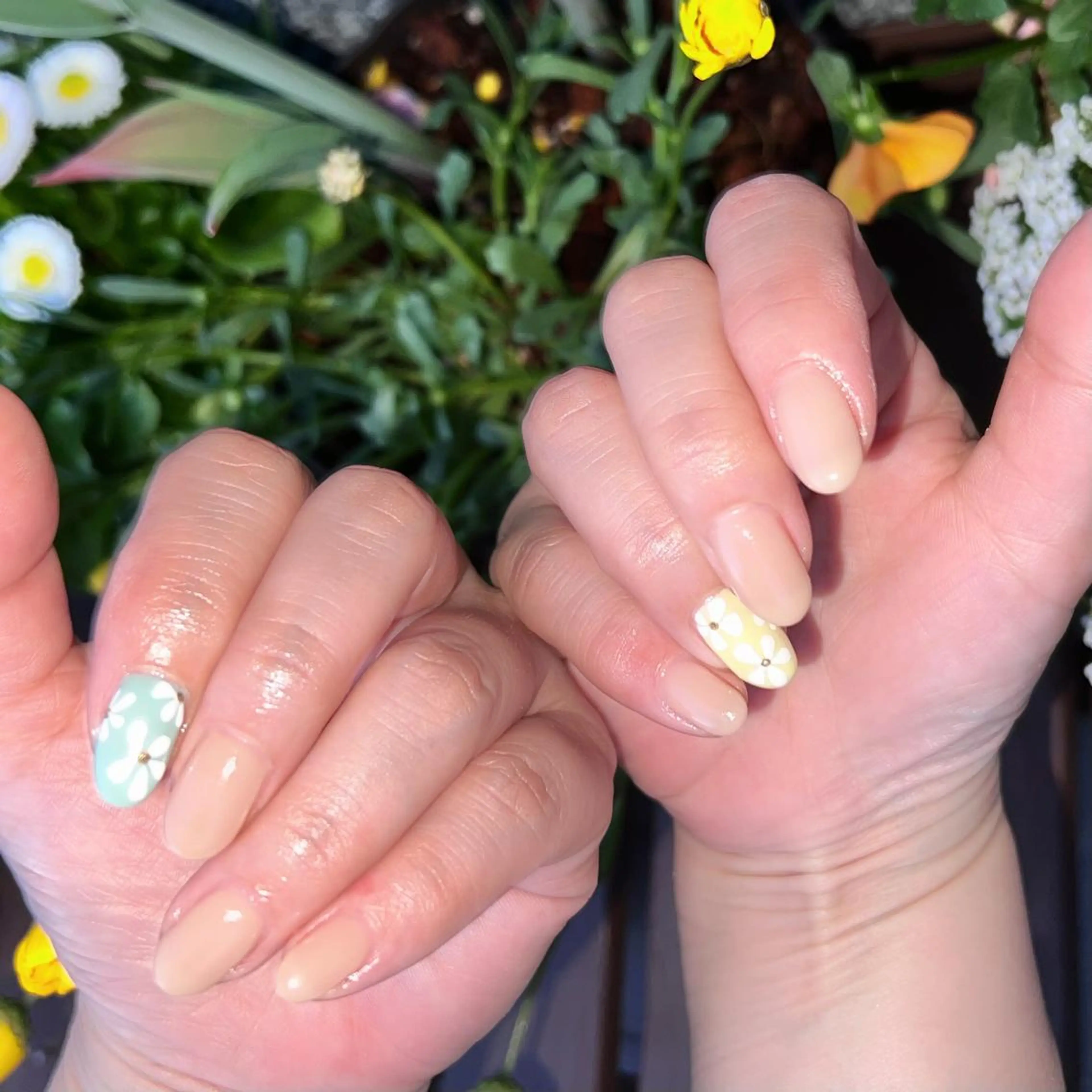 ネイル フラワーネイル ワンカラーネイル シンプルネイル 春ネイル Nail Sant Esperanza by SALON DE やす所属・Sant Esperanzaのネイルデザイン