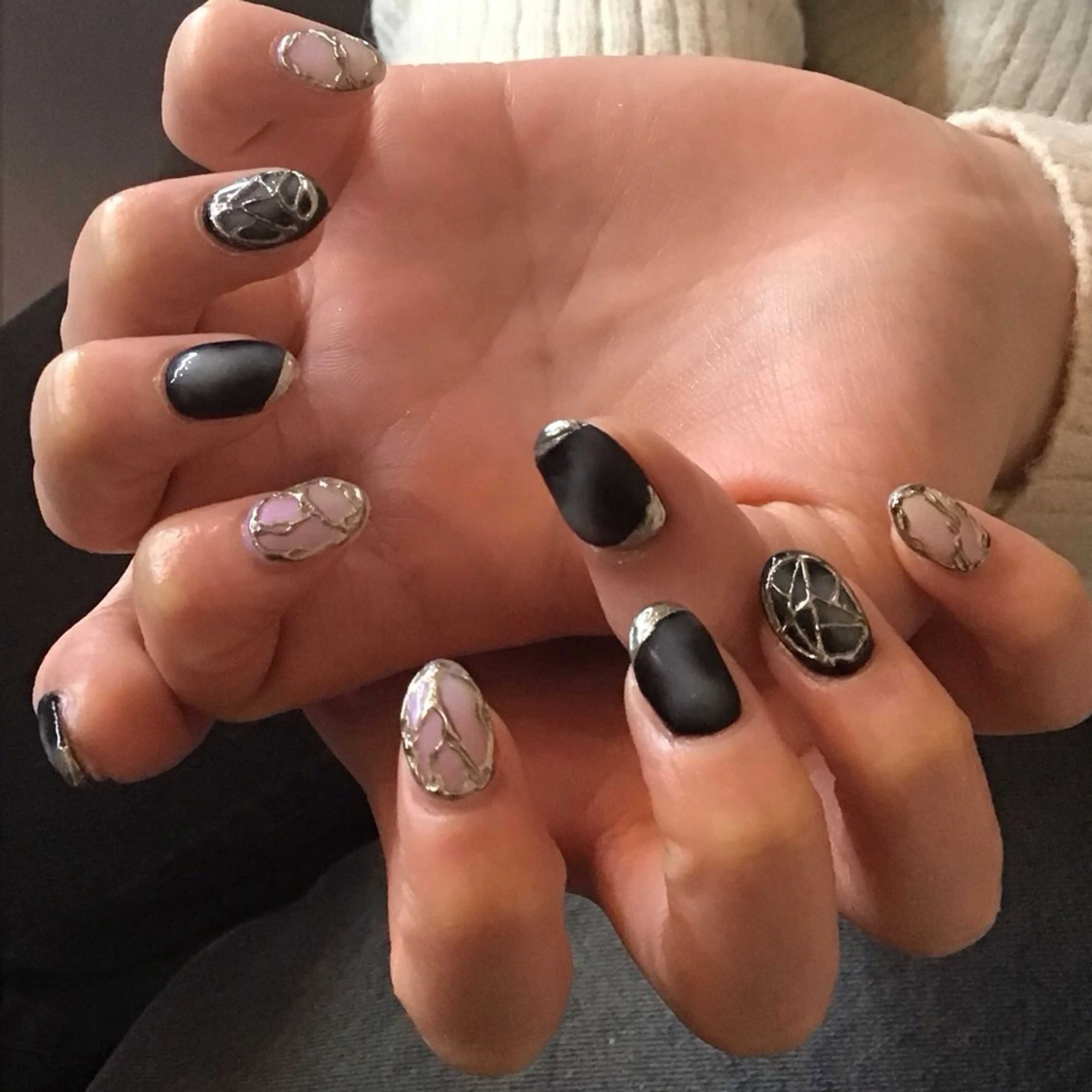 ミディアム ハンドネイル Roger 舞のネイルデザイン