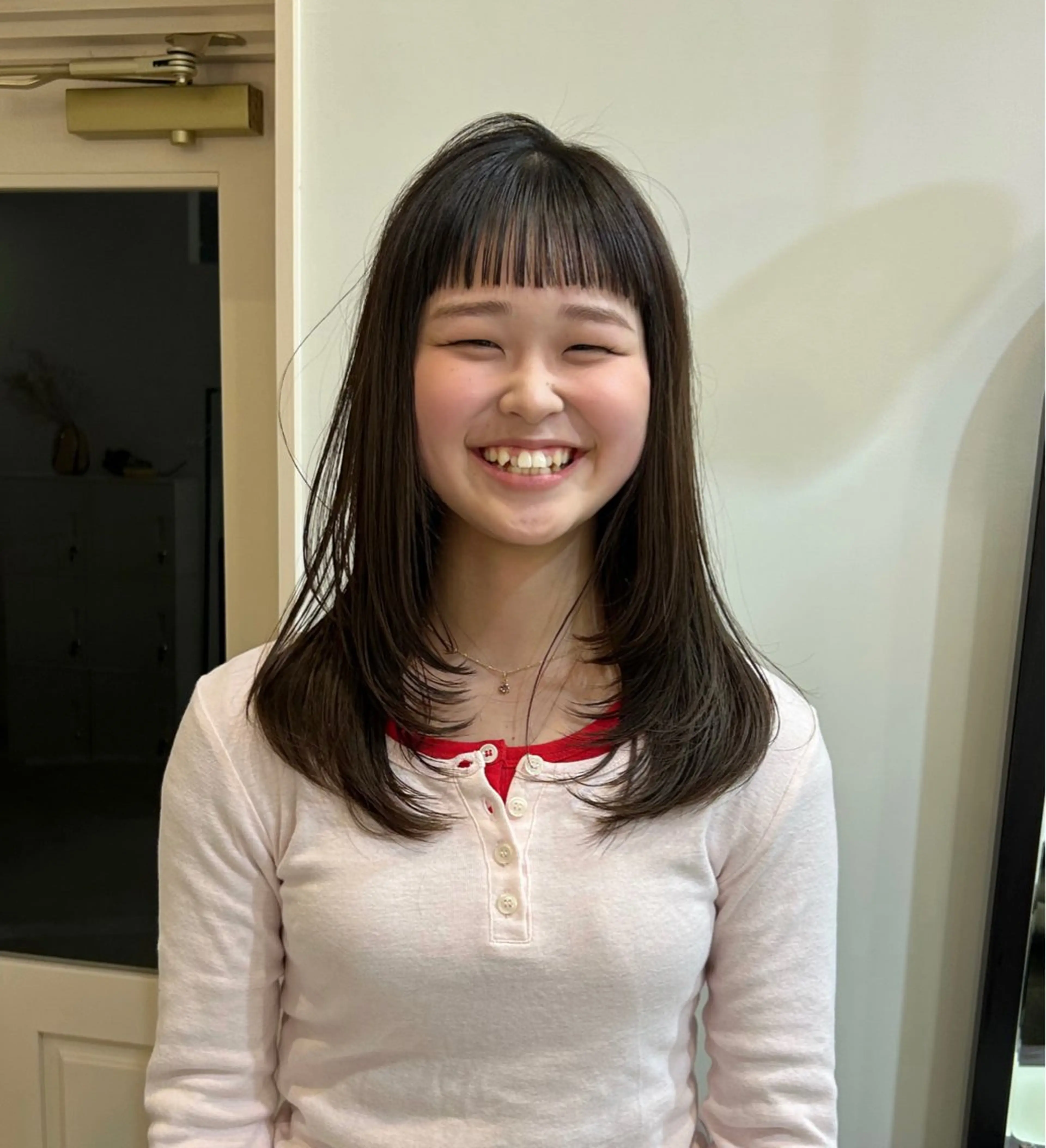 セミロング 顔まわりレイヤー レイヤーカット 鳥居 愛子のヘアスタイル