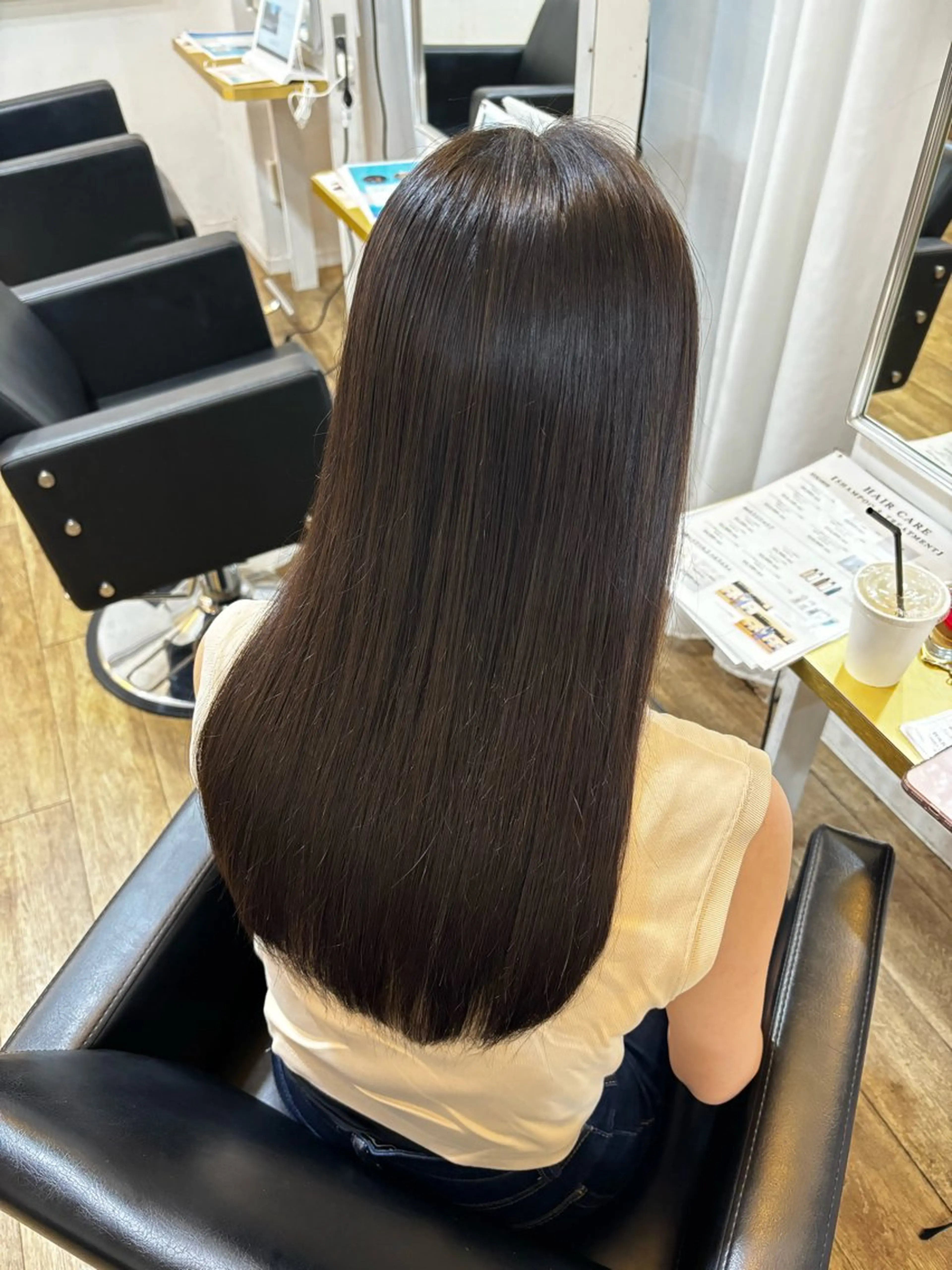 ロング シオン/艶髪/ グレージュカラーのヘアスタイル