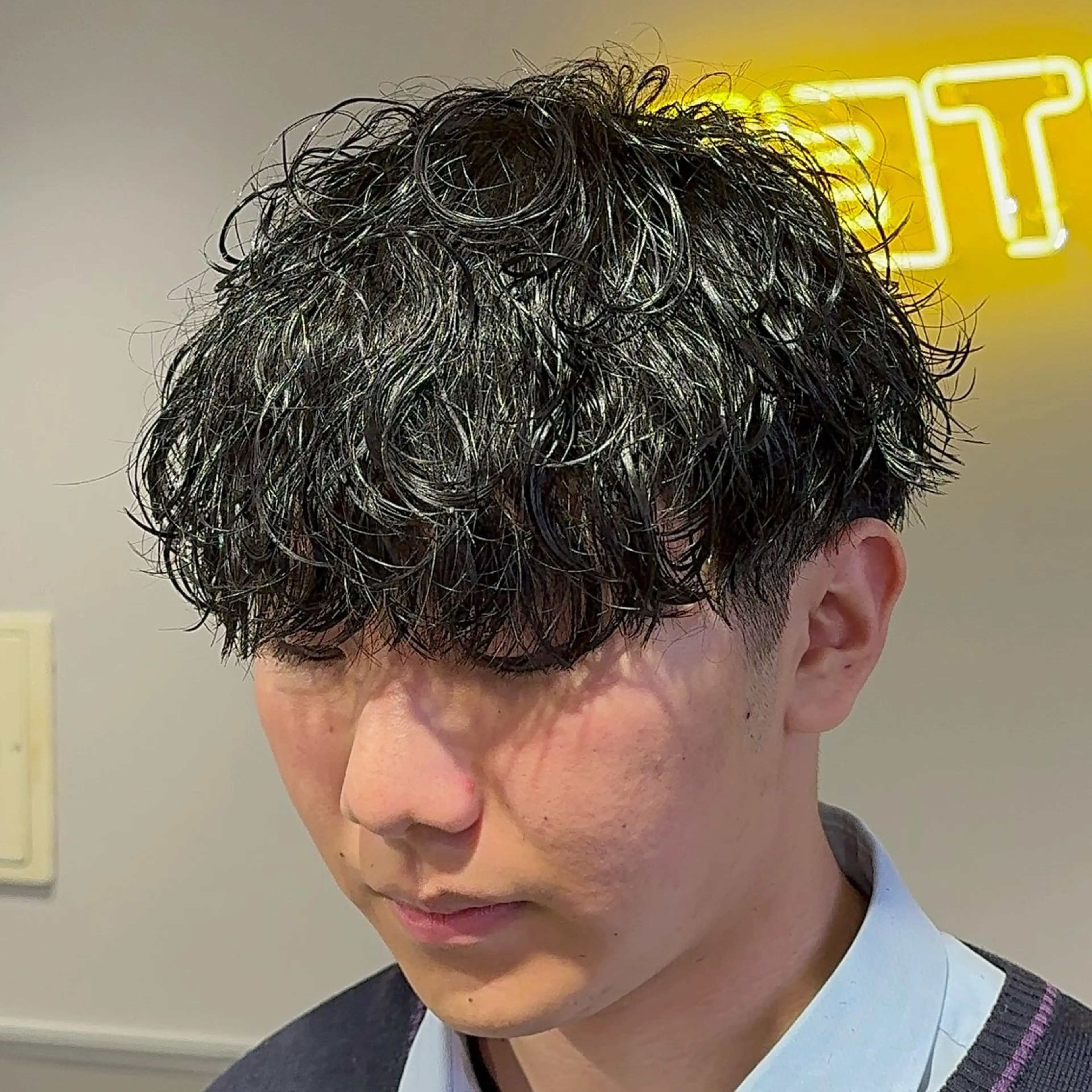 ショート パーマ ヘアアレンジ メンズ メンズパーマ 波巻きパーマ 顔まわりカット の達人のヘアスタイル