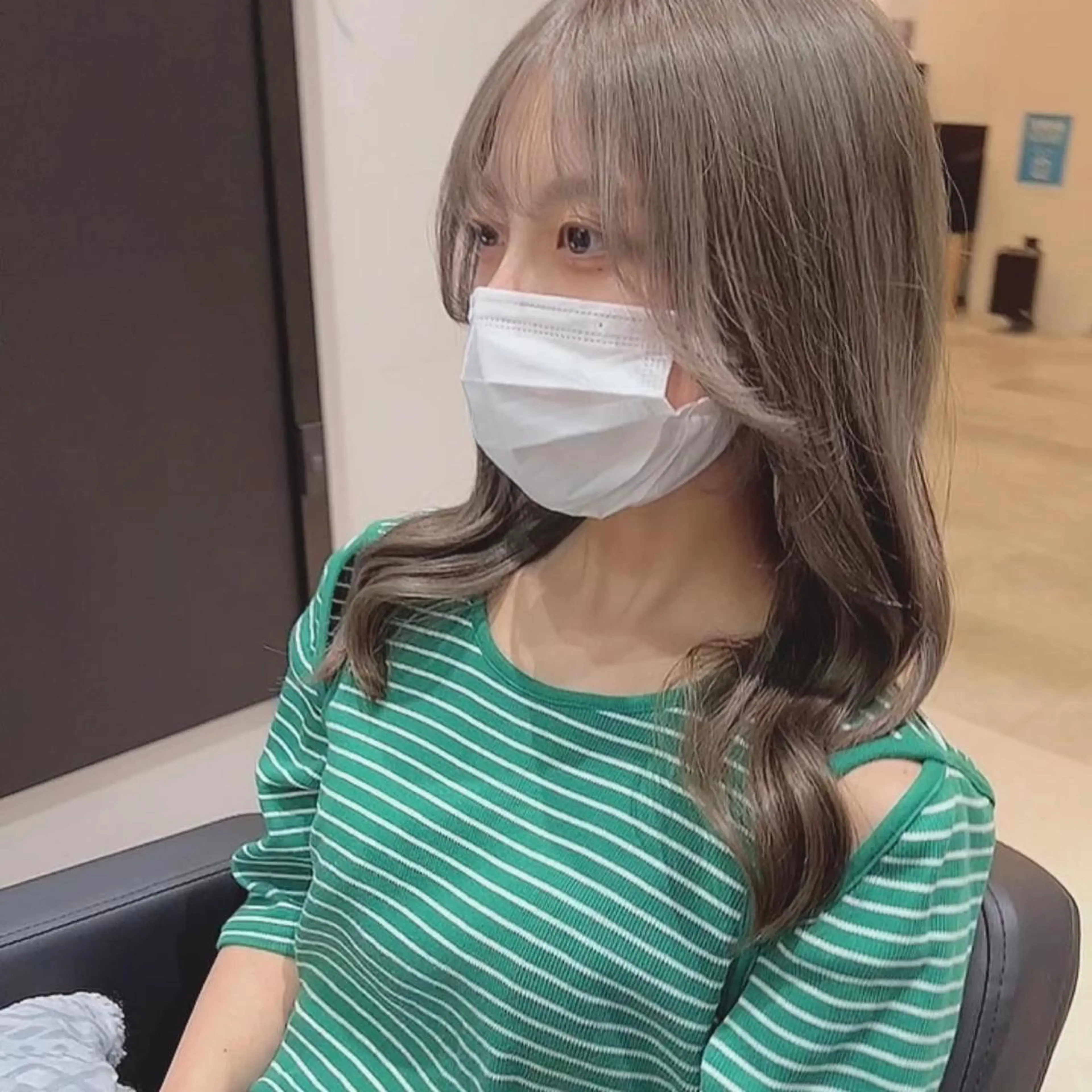 セミロング カラー パーマ コテ巻き風パーマ 韓国風パーマ 無重力のヘアスタイル