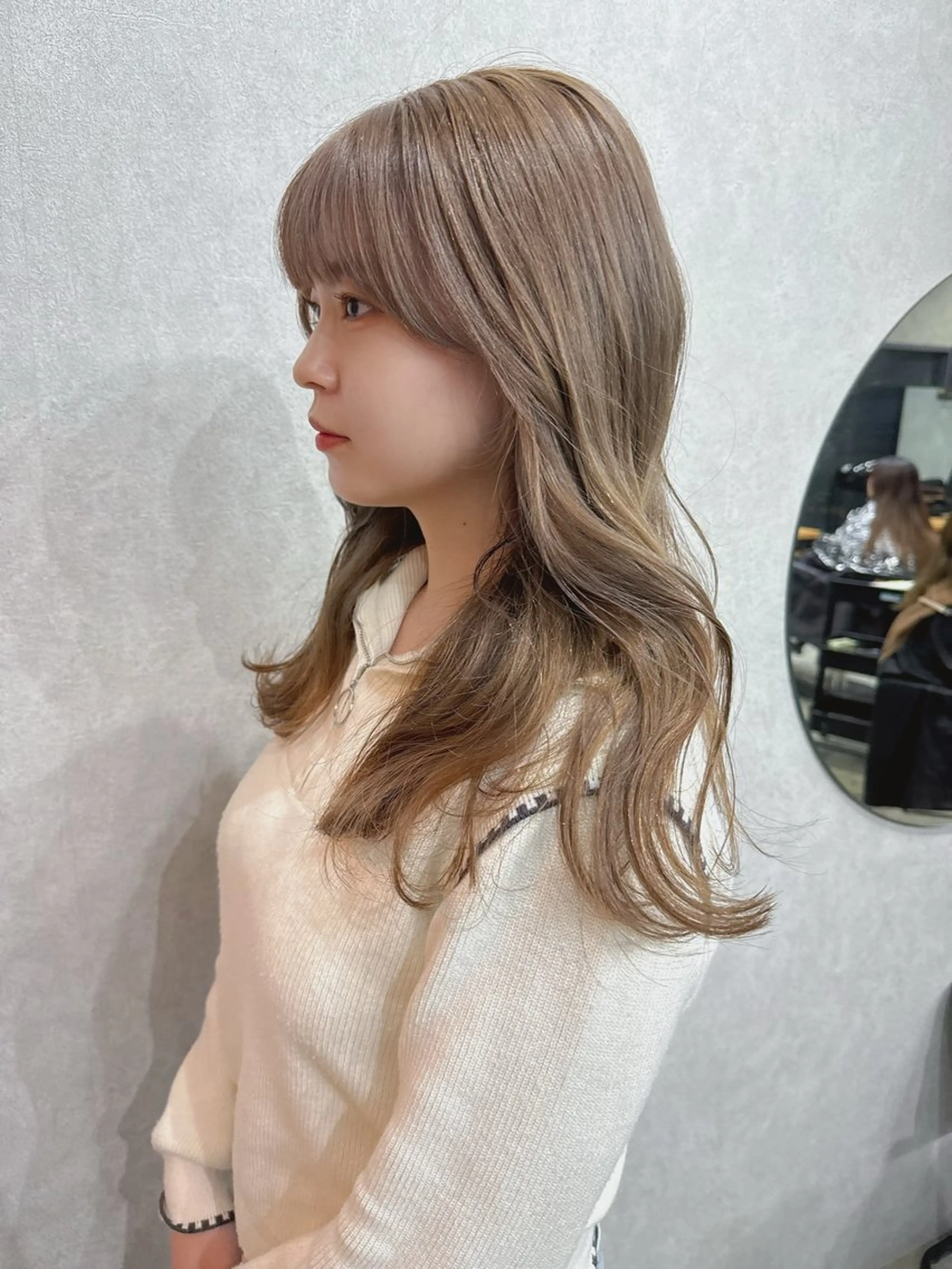 ロング カラー ベージュカラー ミルクティーベージュ AIRI layer cut hairのヘアスタイル