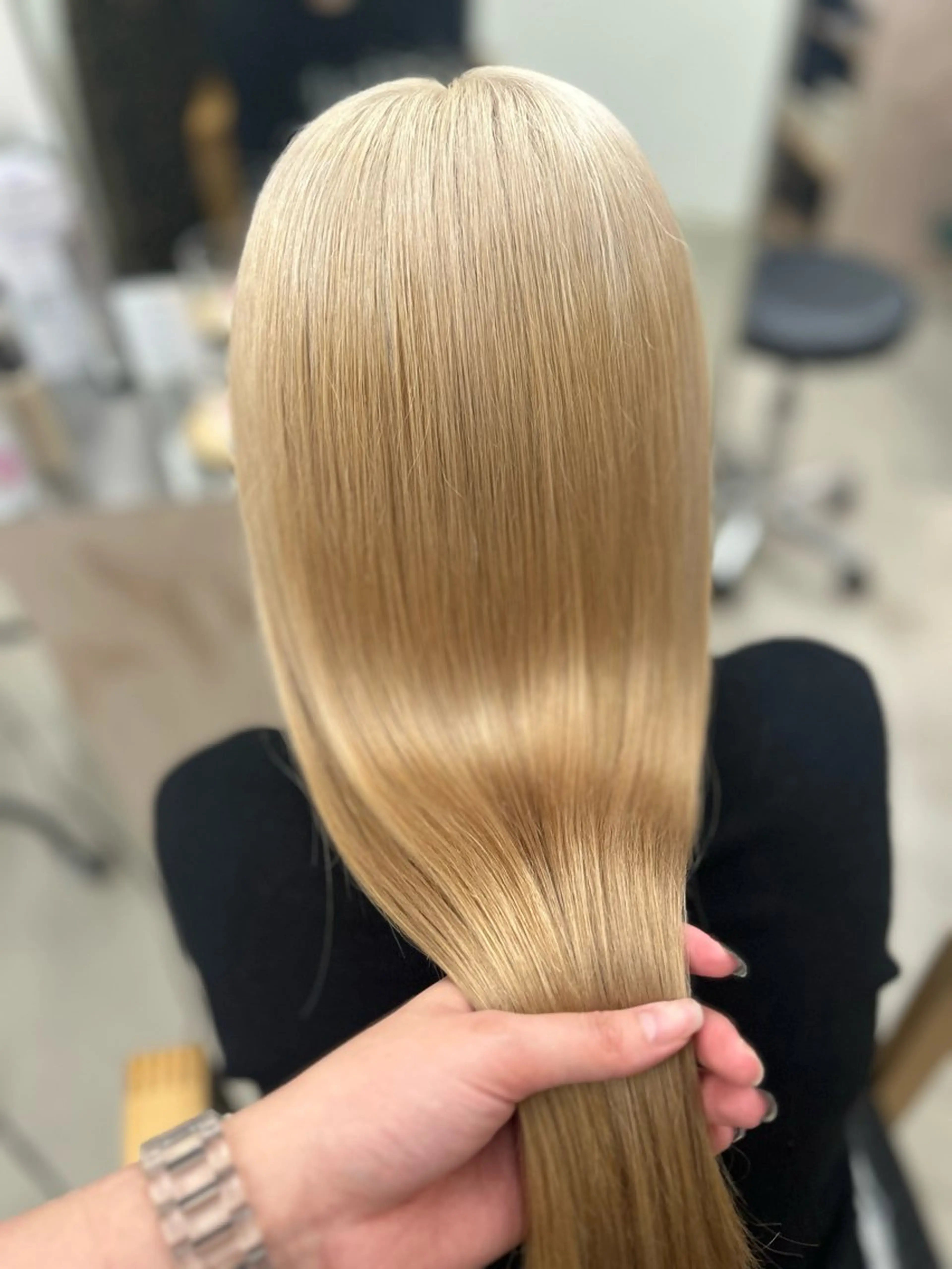 ロング カラー ベージュカラー ブリーチ ブロンド ミルクティーベージュ ホワイトブロンド ヘアカラー noa  🦋 ブリーチ/暖色のヘアスタイル