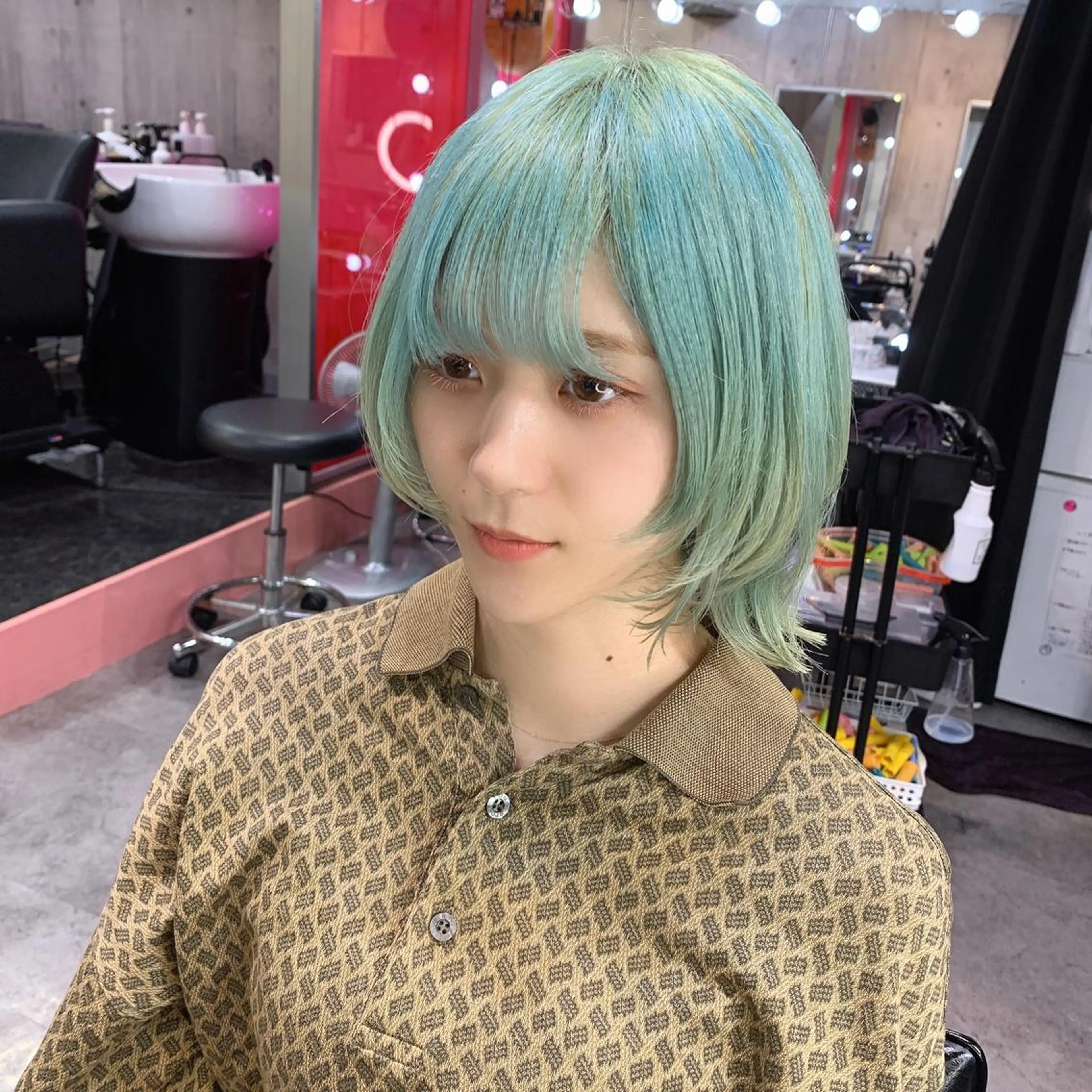 ミディアム カラー ミント ウルフカット ホワイト&レイヤーカ ットエクステ長畠俊輔のヘアスタイル