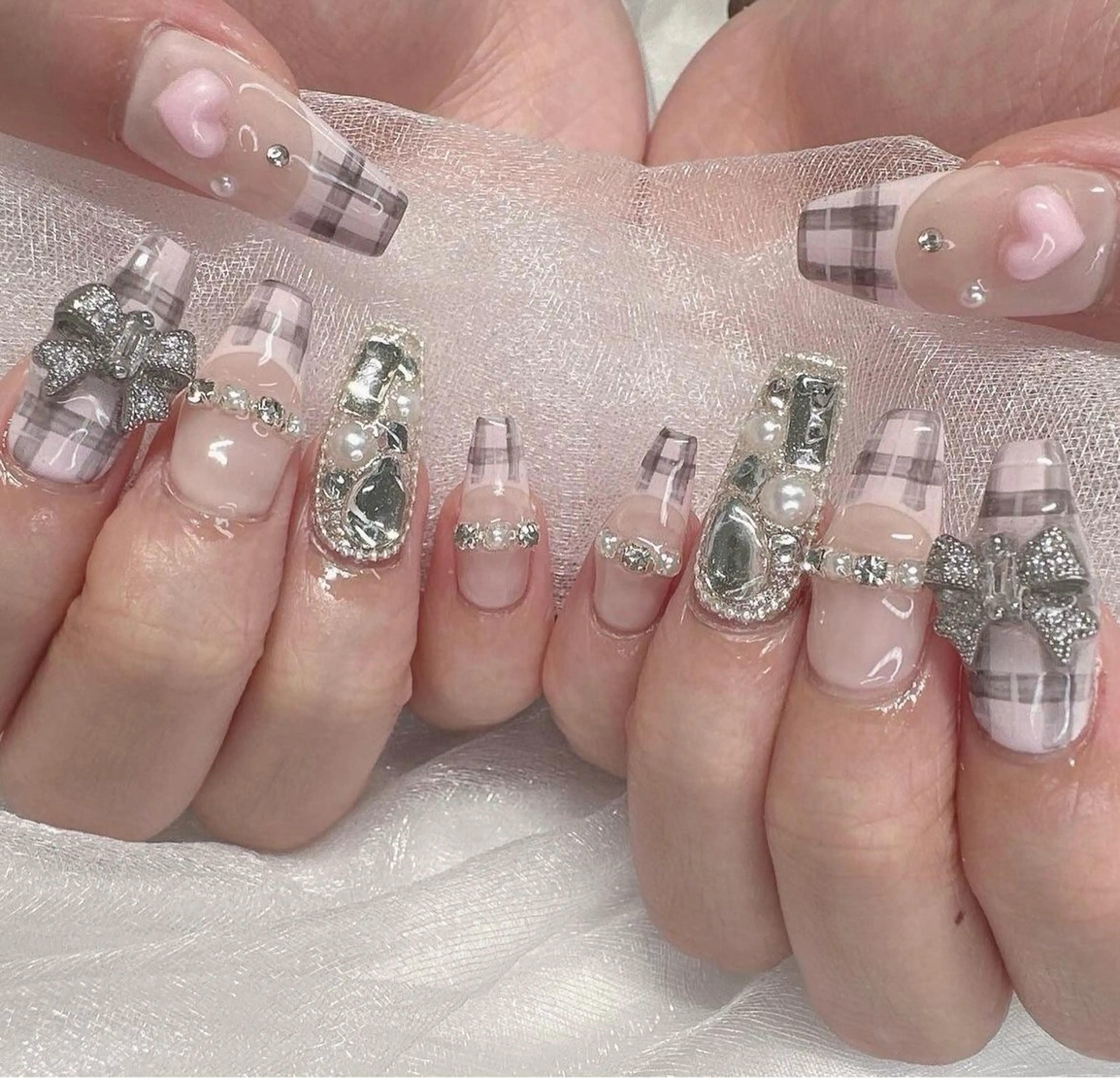 ネイル マグネットネイル ピンク ネイルチップ 冬ネイル クリスマス ハンドネイル Lee Nailsのネイルデザイン