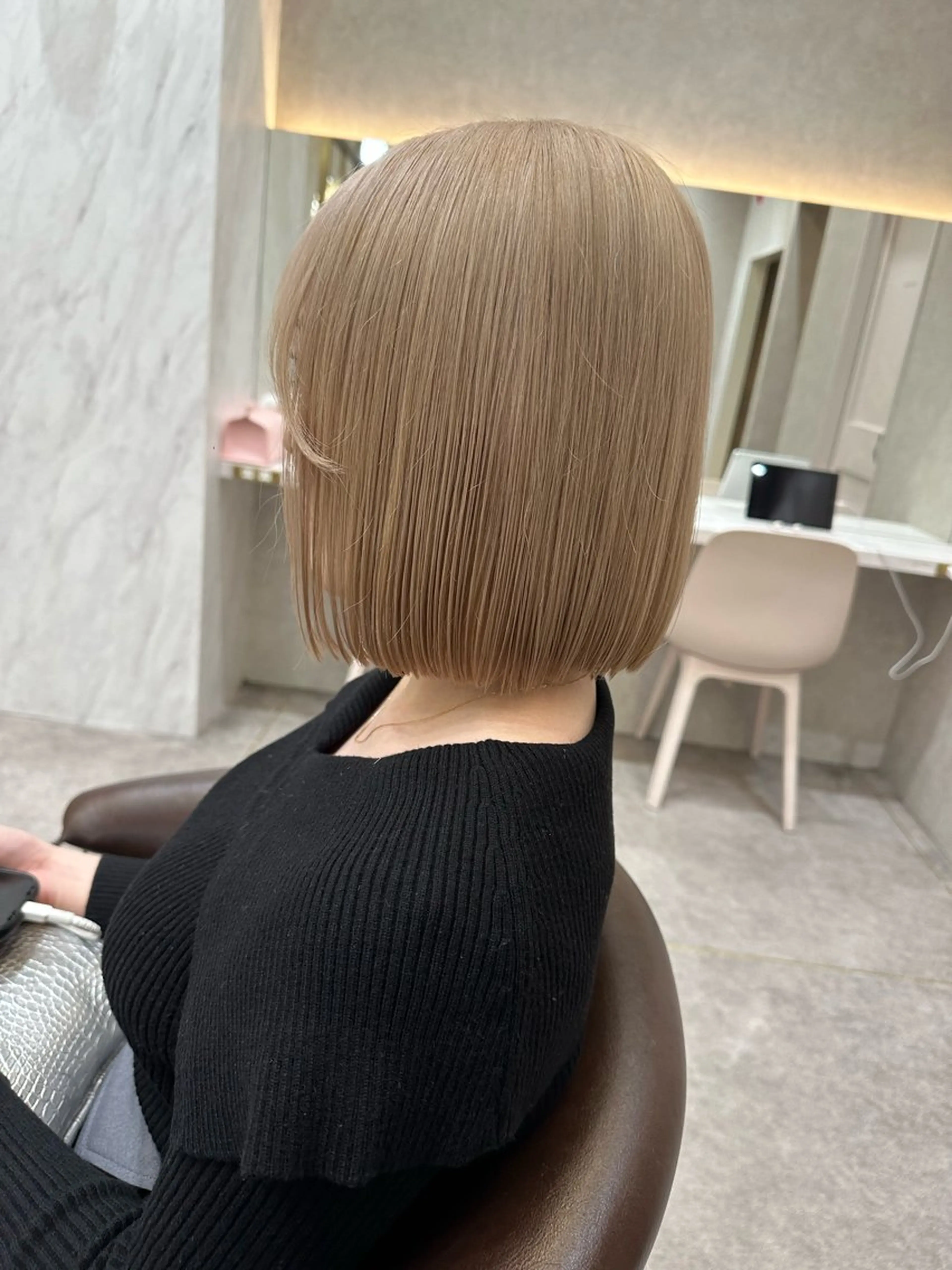 ミディアム カラー ヘアアレンジ karin ボブハイトーンのヘアスタイル