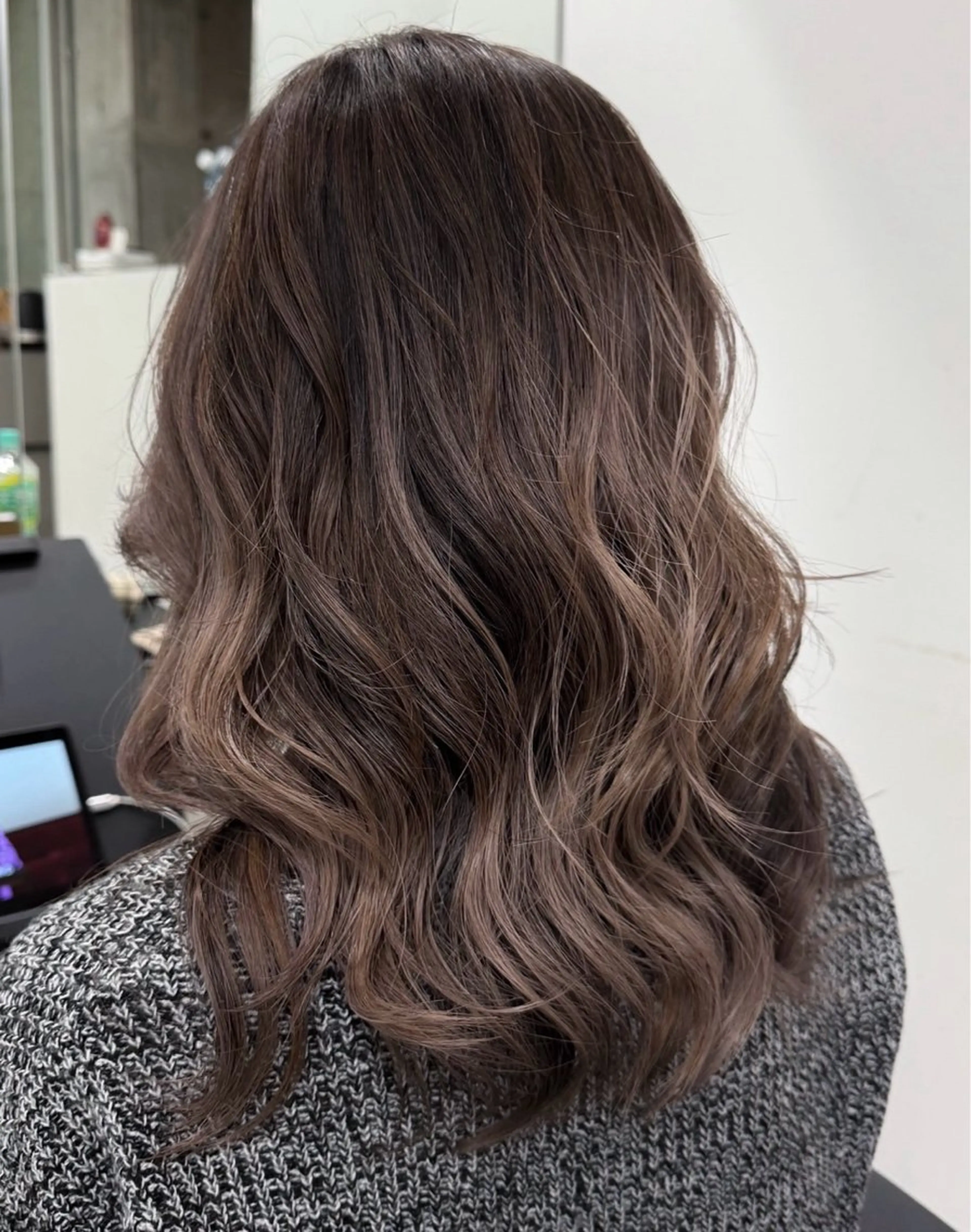 ミディアム カラー バレイヤージュ グレージュ レイヤーカット カット ヘアカラー トリートメント Kotoko🖤/海 外/バレイヤージュのヘアスタイル