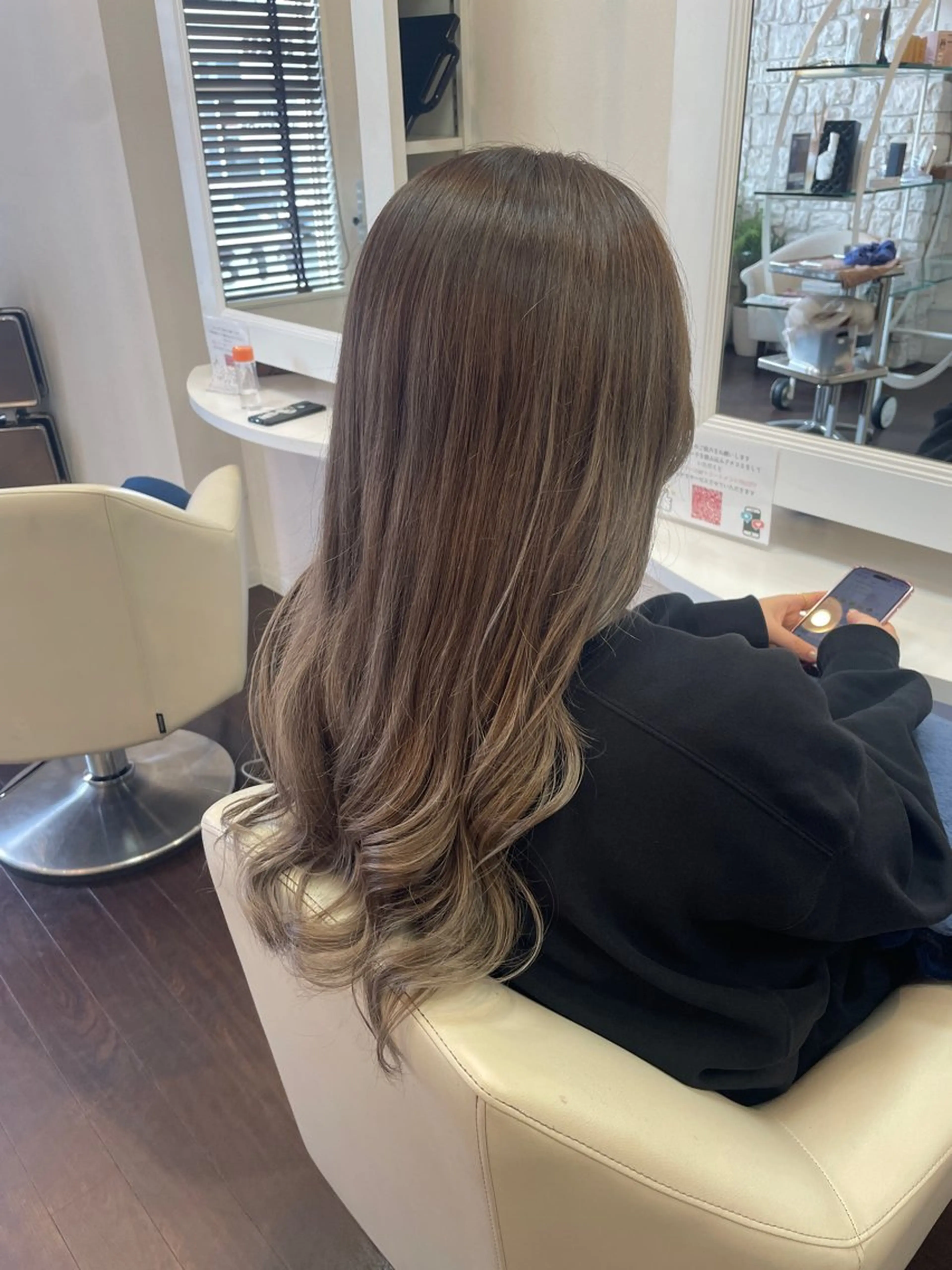 ロング カラー グレージュ ヘアカラー トリートメント ラヴィールアーム所属・秋山 麗奈のヘアスタイル