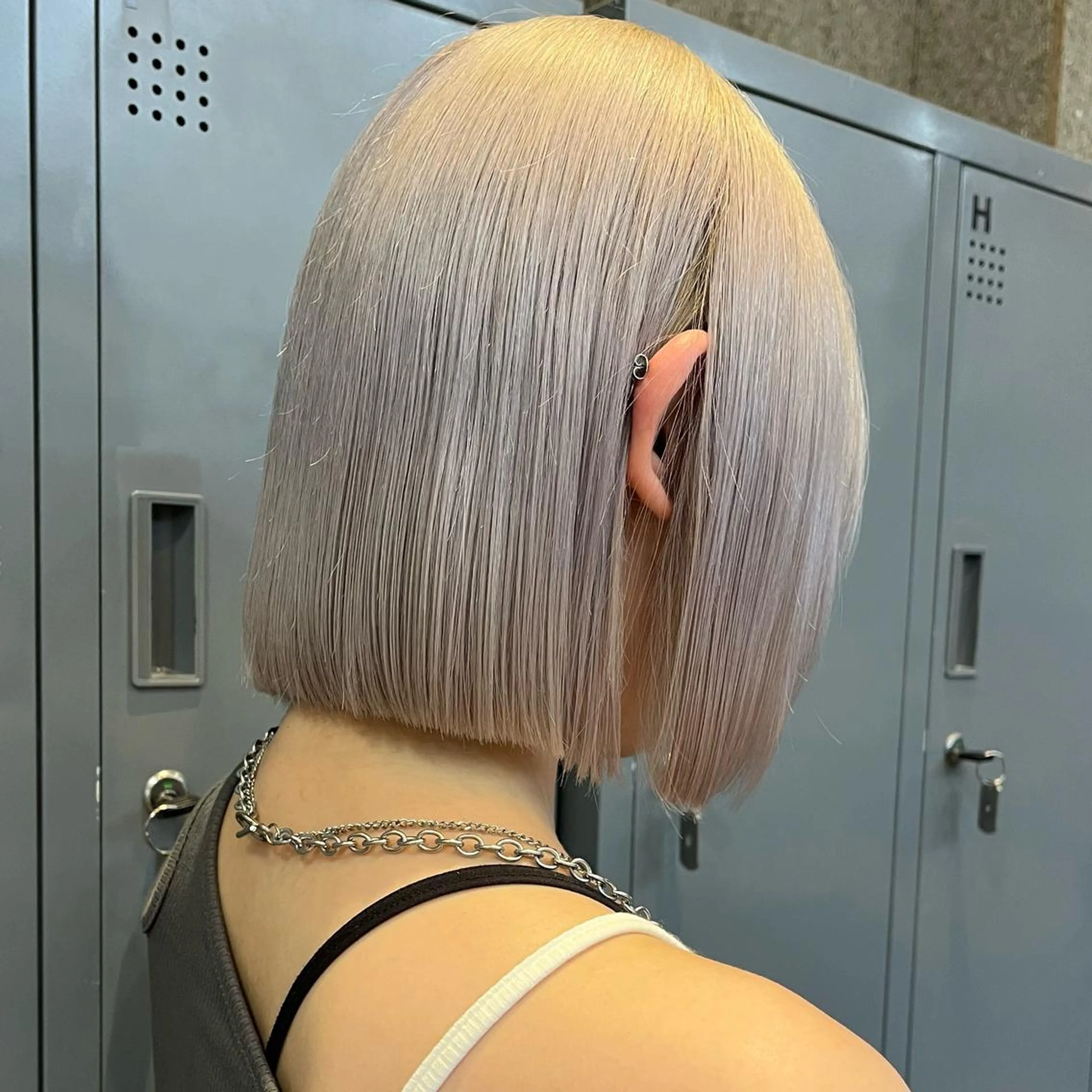 ショート カラー シルバー ホワイトシルバー ヘアカラー トリートメント ボブハイトーン🦖 デザインMAMIのヘアスタイル