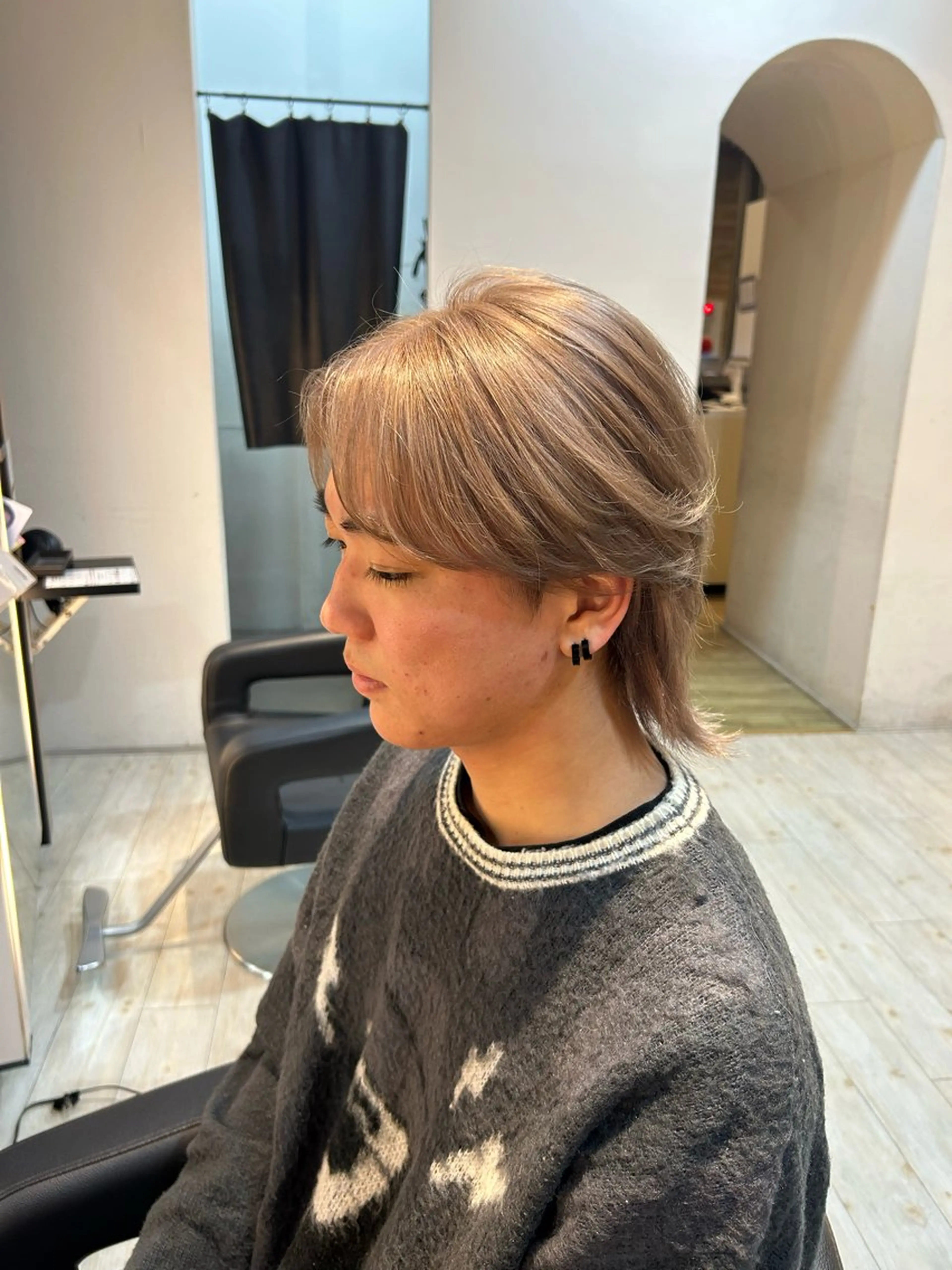 カラー メンズ メンズブリーチ ベージュカラー ブリーチ ミルクティーベージュ カット ヘアカラー トリートメント 有働由良／ハイトーン ／韓国メンズヘアのヘアスタイル