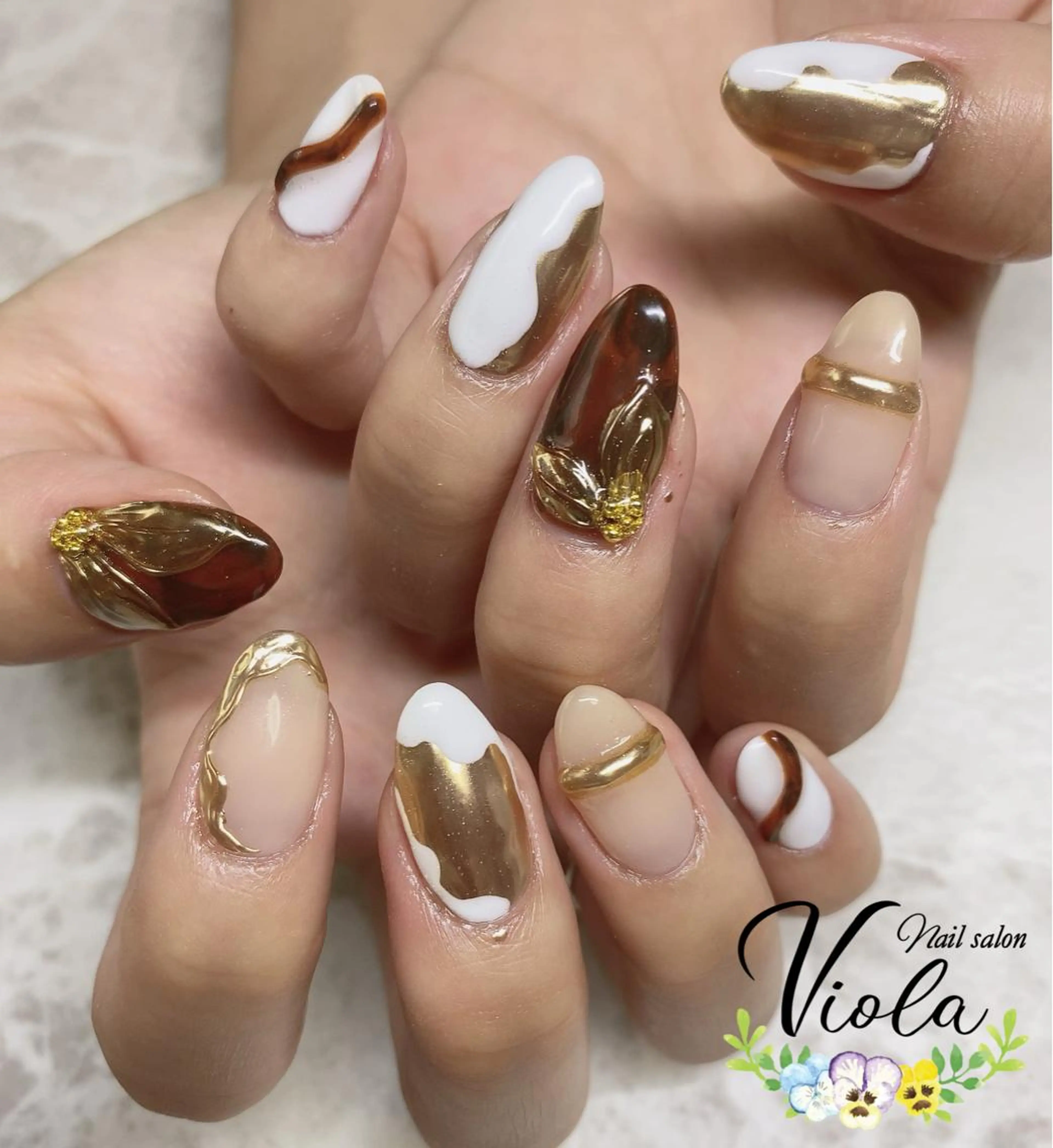 ネイル べっ甲ネイル ゴールド ミラーネイル ニュアンスネイル ホワイト ハンドネイル Nailsalon Viola所属・ネイルサロン Violaのネイルデザイン
