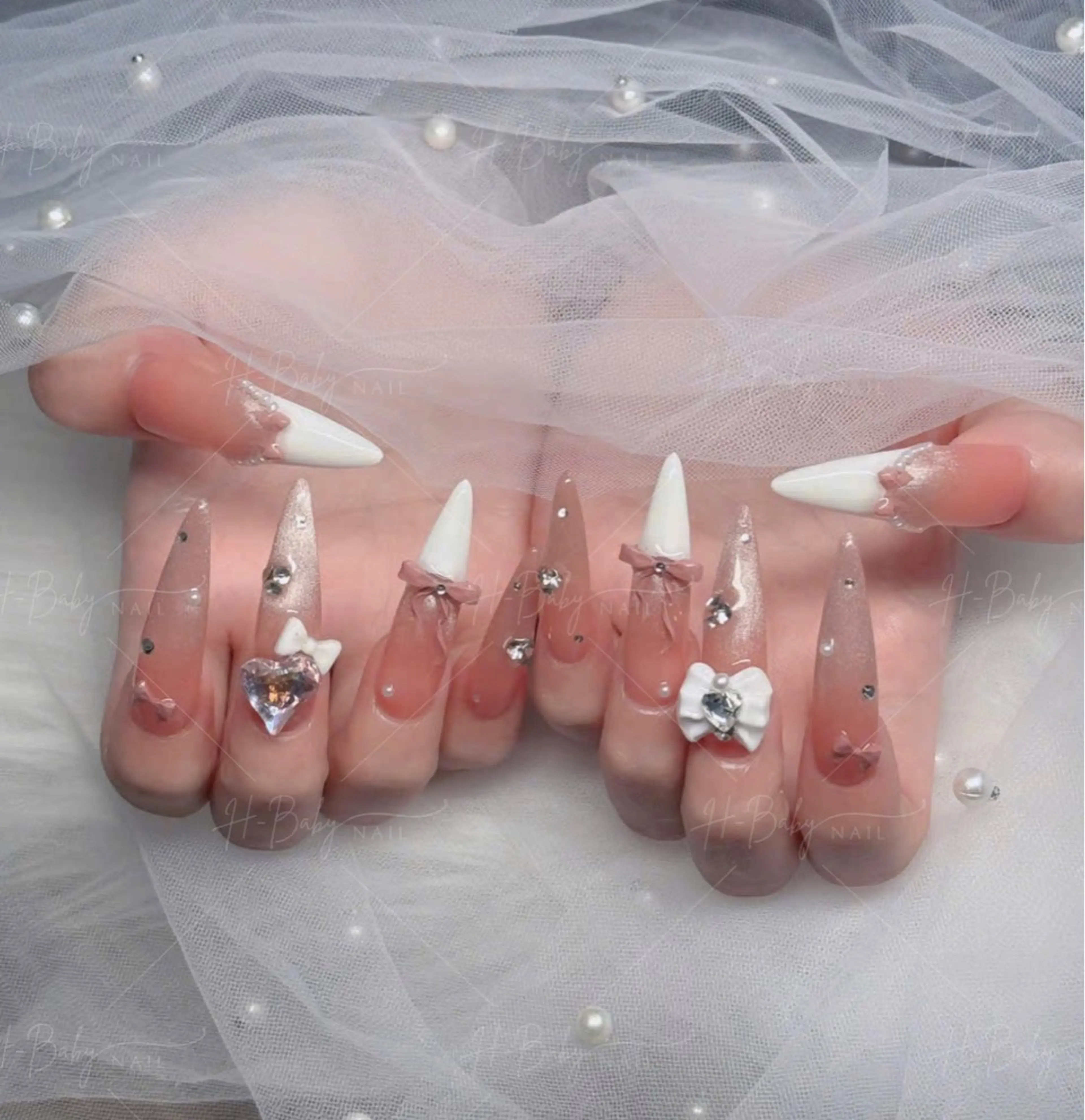 ネイル オーロラネイル フレンチネイル ジェルネイル ハロウィン キラキラネイル ハンドネイル H.baby Nail Salonのネイルデザイン