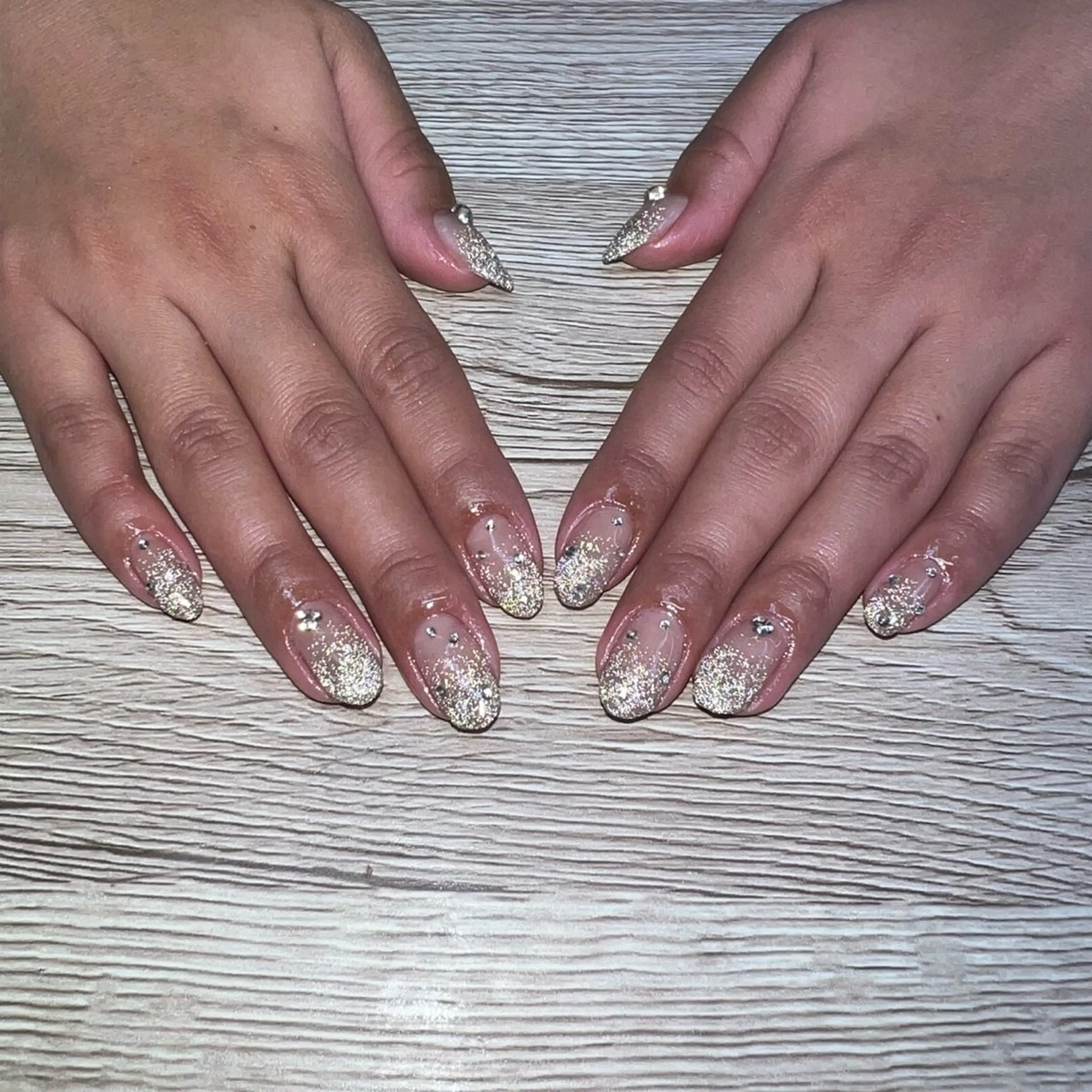 ネイル フラッシュネイル ラメ(グリッター) ラメグラデーション 冬ネイル ハンドネイル 松山 碧のエステ・リラクイメージ