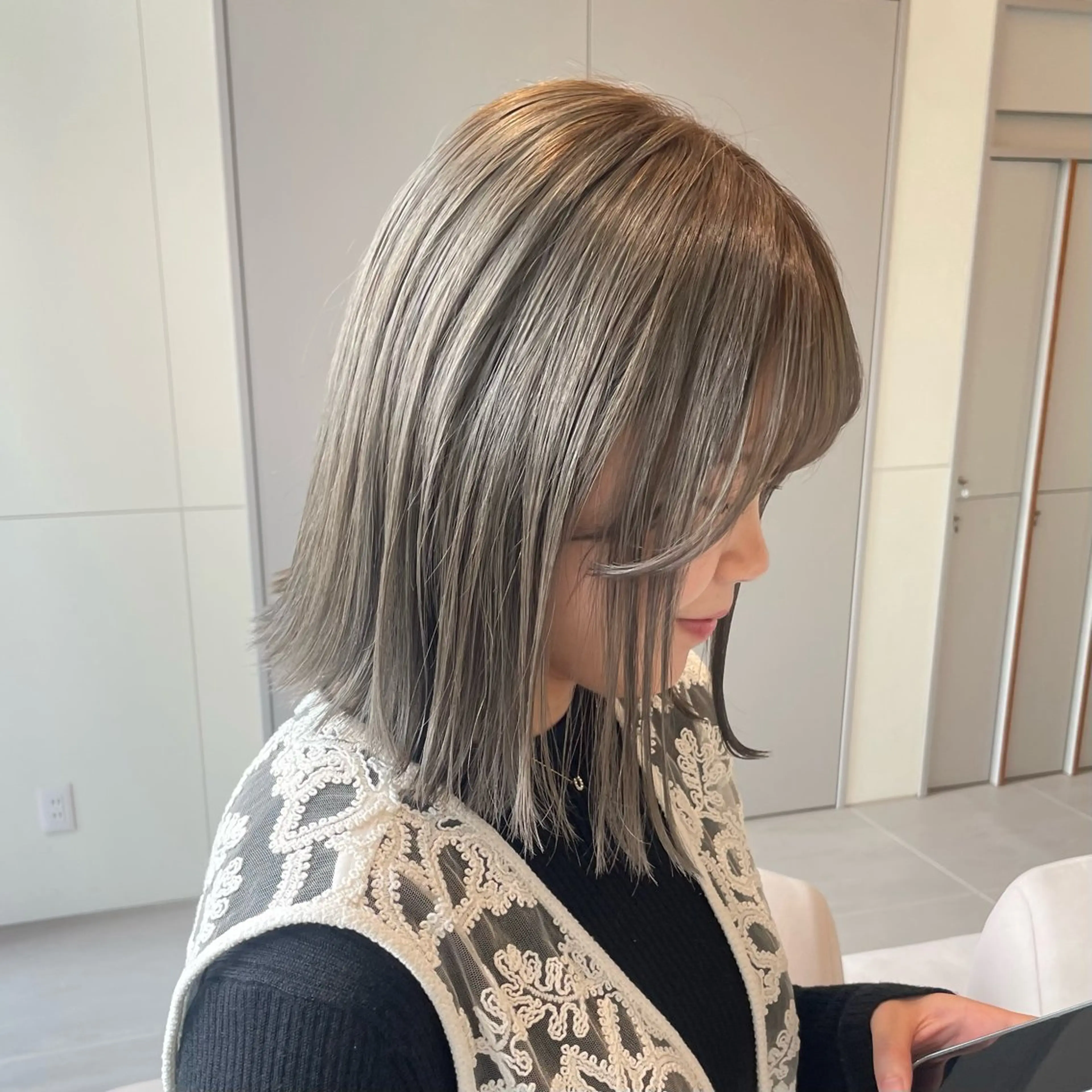 ミディアム カラー ベージュカラー ブリーチ 透明感カラー ダブルカラー グレージュ ヘアカラー トリートメント ブリーチ/レイヤー 🌻Mutsumiのヘアスタイル