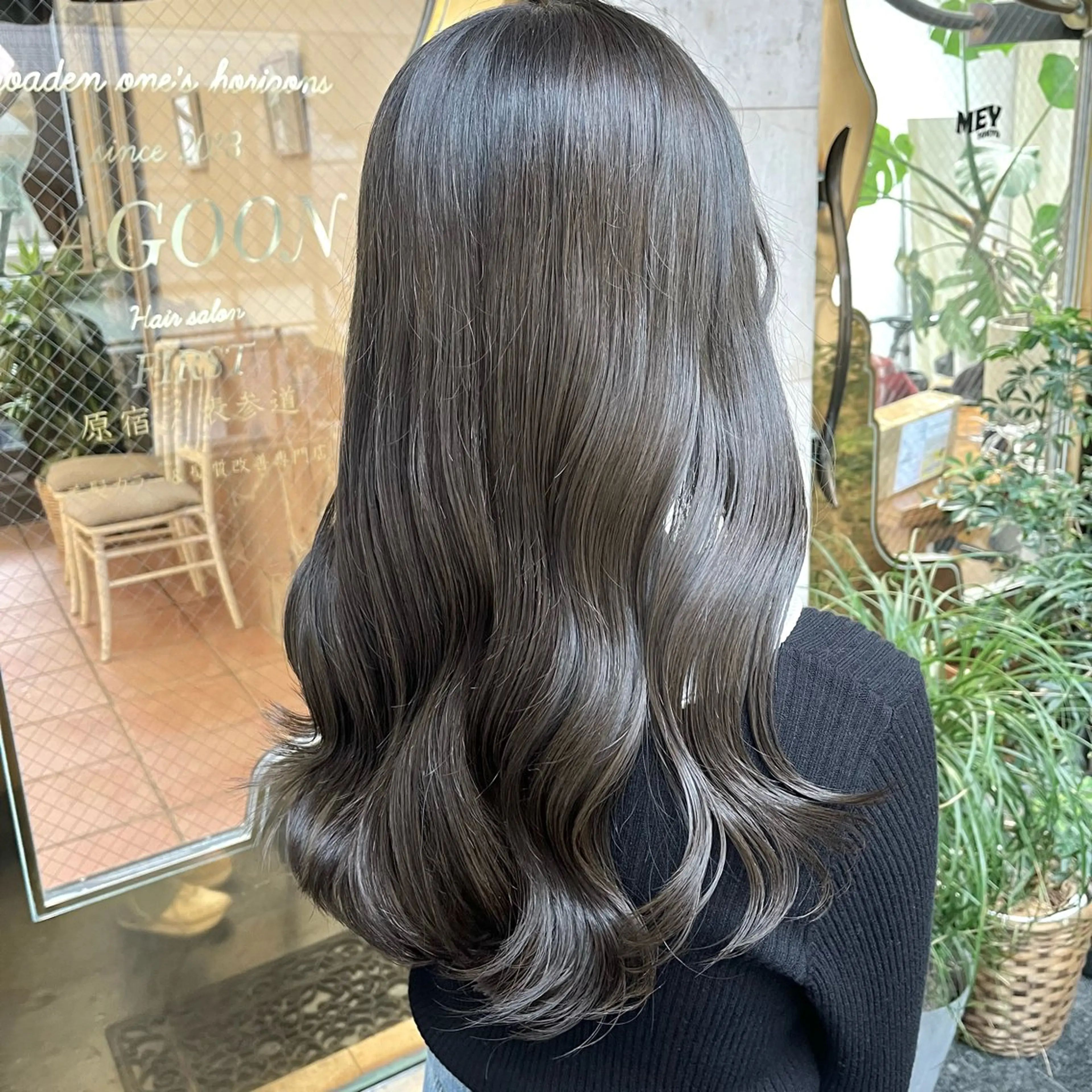 ロング カラー オリーブグレー 顔周りカット ブリーチなし✨艶髪 カラー𓃲YAGIのヘアスタイル