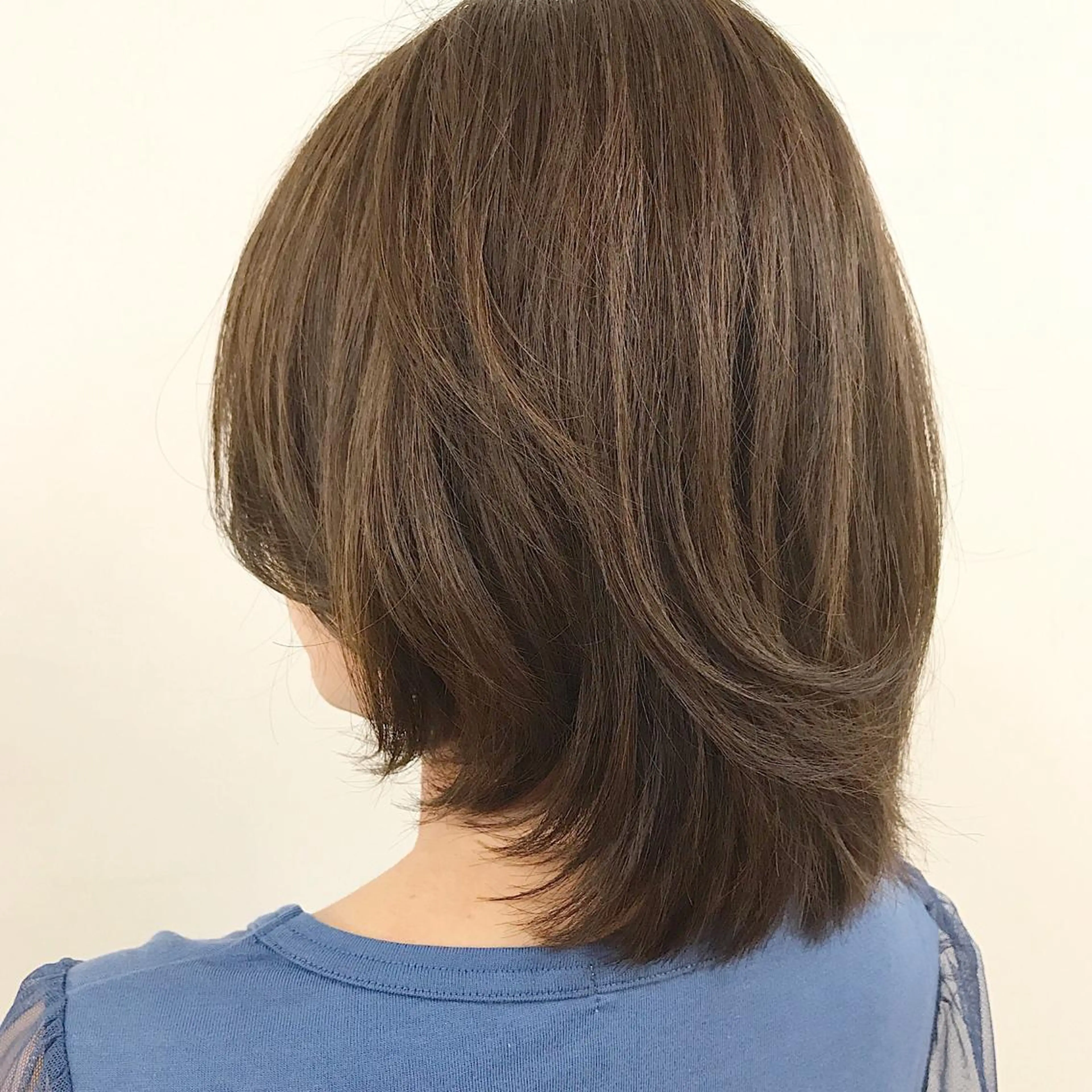 セミロング カラー アッシュ ブリーチ ブルーカラー ブルージュ グラデーションカラー 二宮 早智子のヘアスタイル