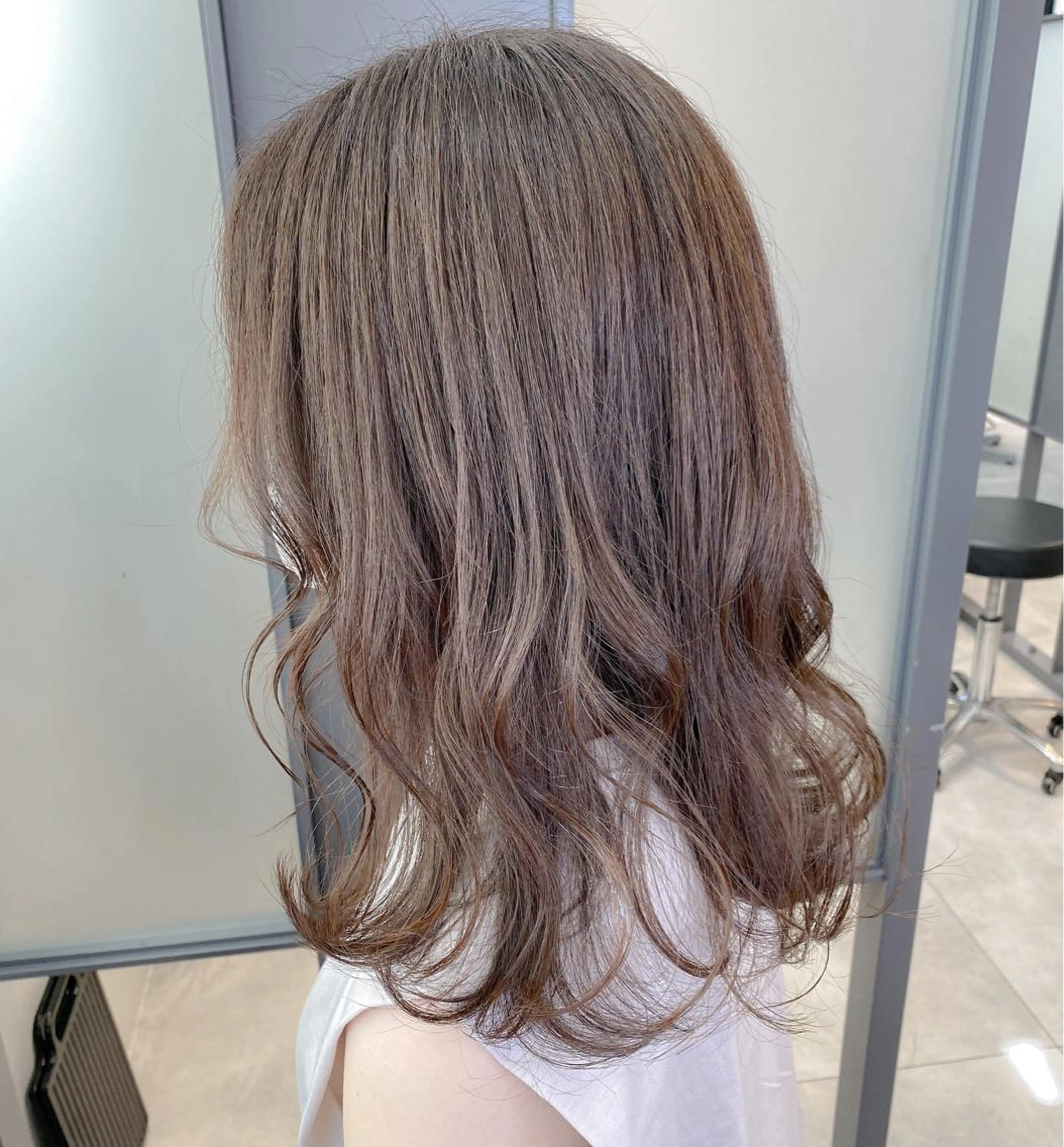 セミロング カラー アッシュ ベージュカラー SALOWIN神戸三宮East店所属・【透明感、艶髪】西村 有司のヘアスタイル
