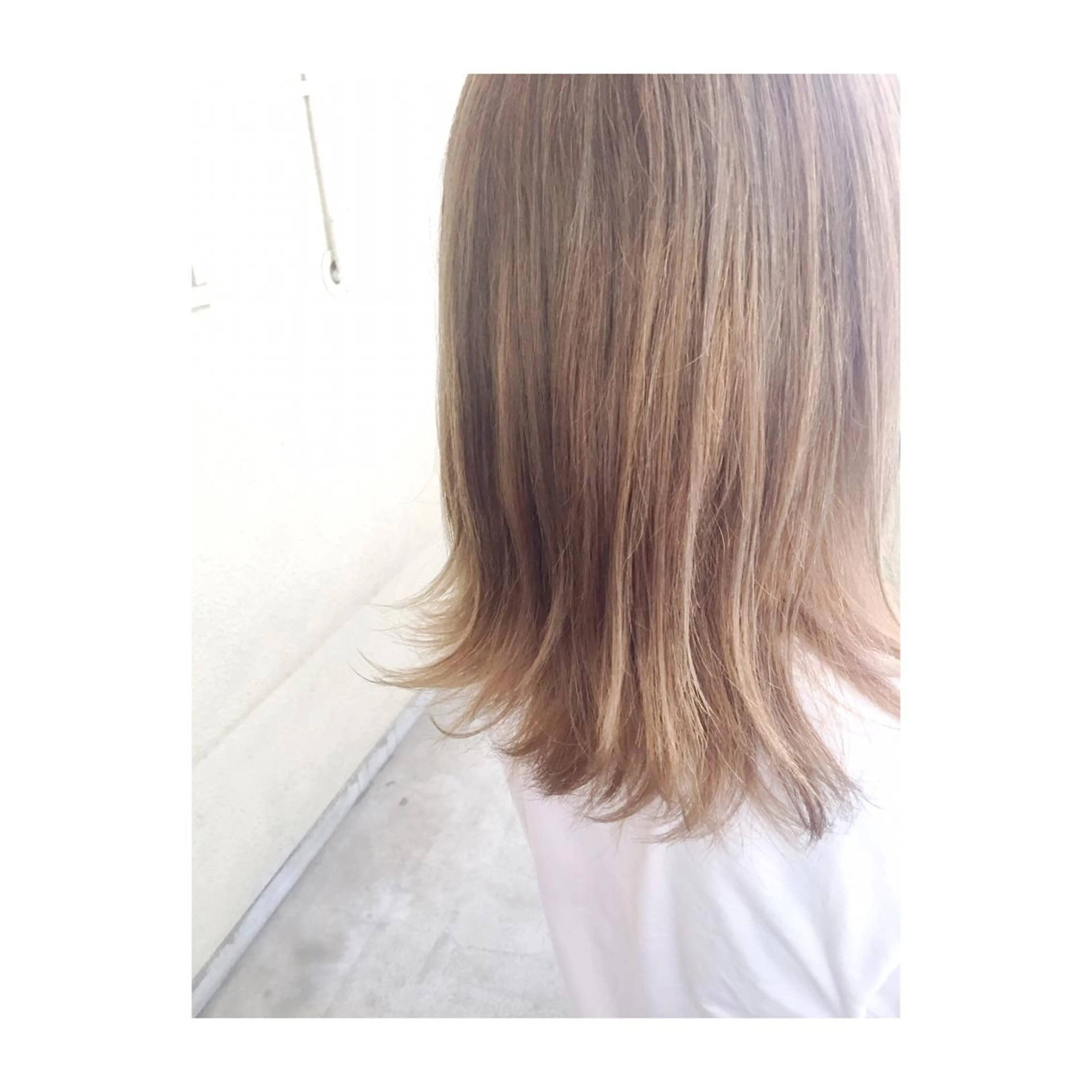 ミディアム セミロング カラー ベージュカラー ブリーチ ミルキーベージュ 前樫 将太のヘアスタイル