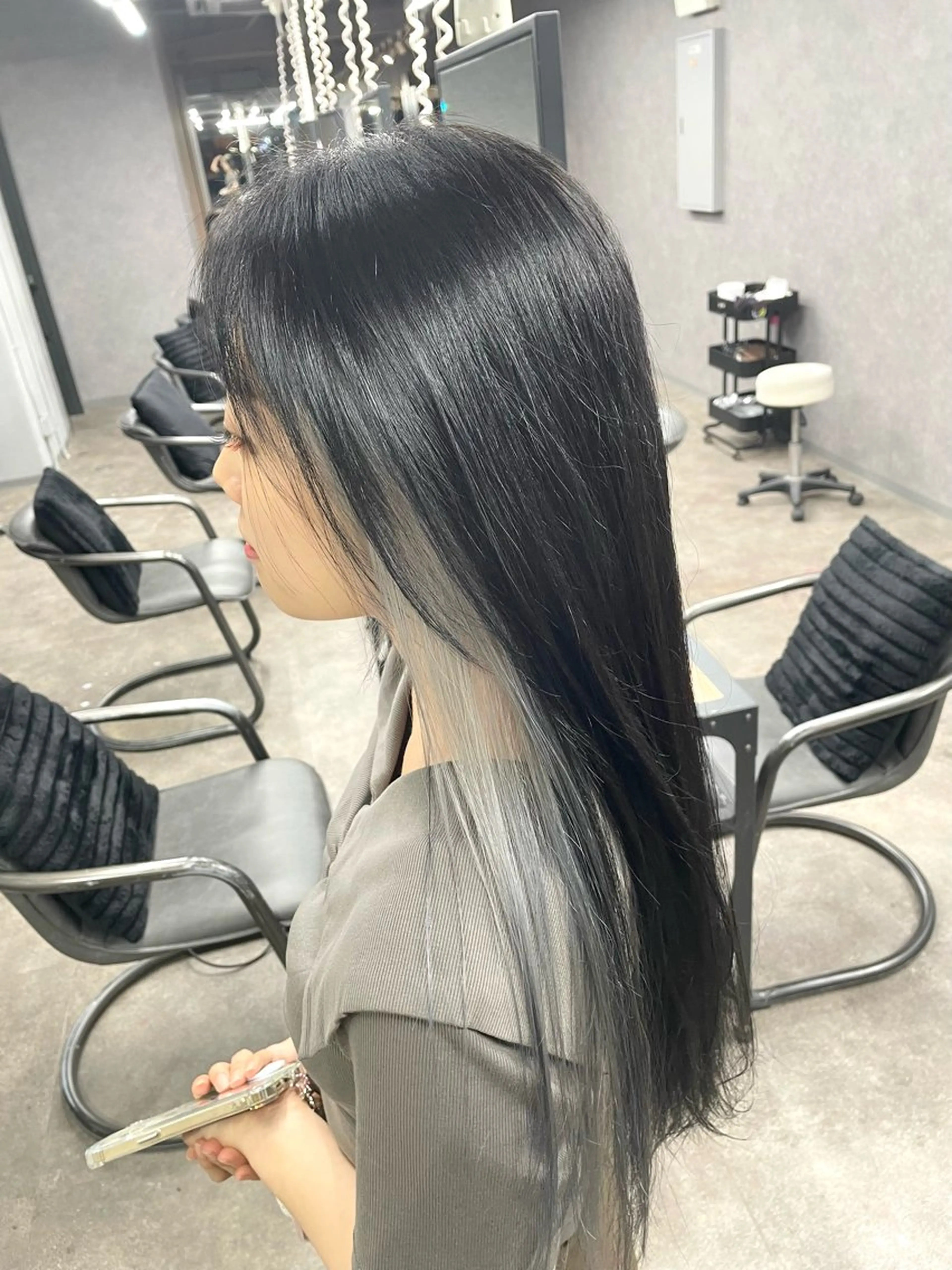 ロング カラー シルバー ヘアカラー ili心斎橋所属・🩵ハイトーン/ レイヤーYUZU🩵のヘアスタイル